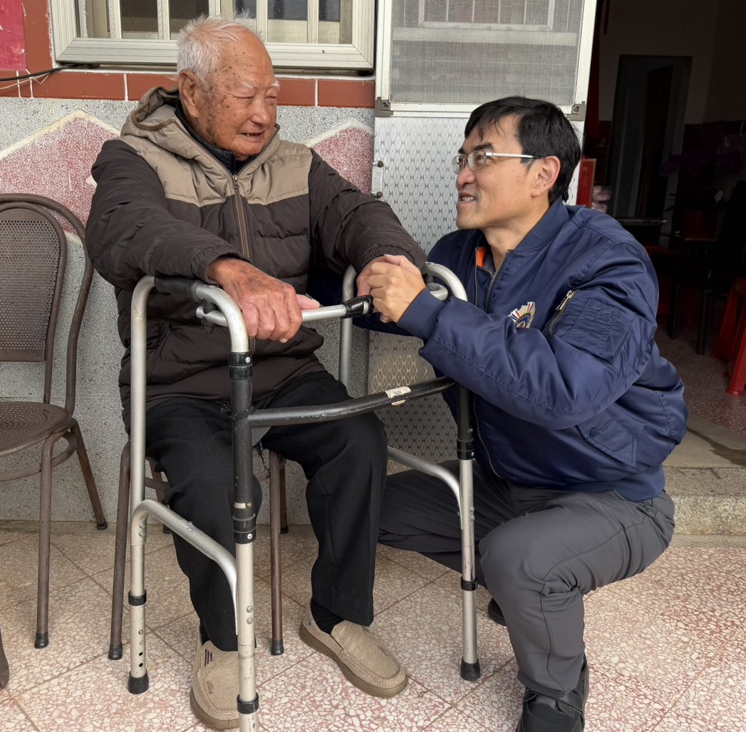圖六彭致和副處長(右)關心張爺爺(左)生活起居及健康