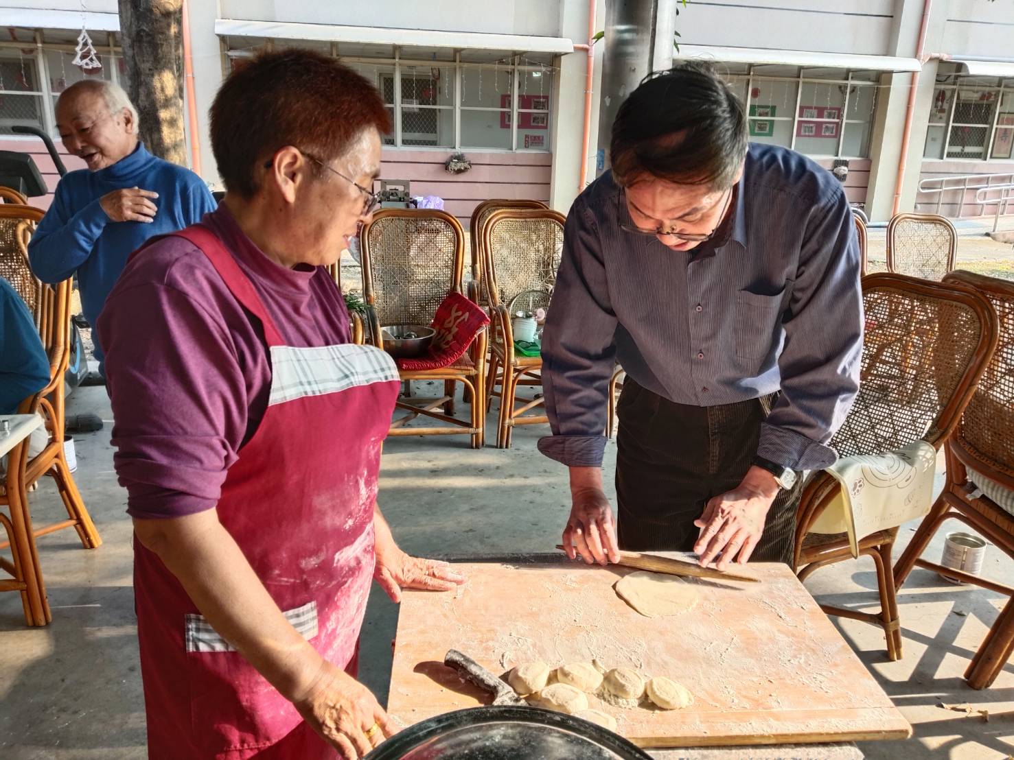 圖5:家主任李秦強(右1)親手擀麵皮