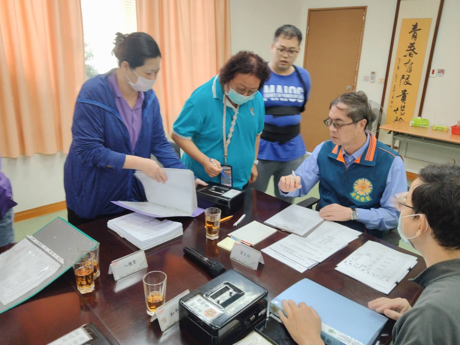 圖4:家主任李秦強對各堂隊財管個案逐一實施檢查。