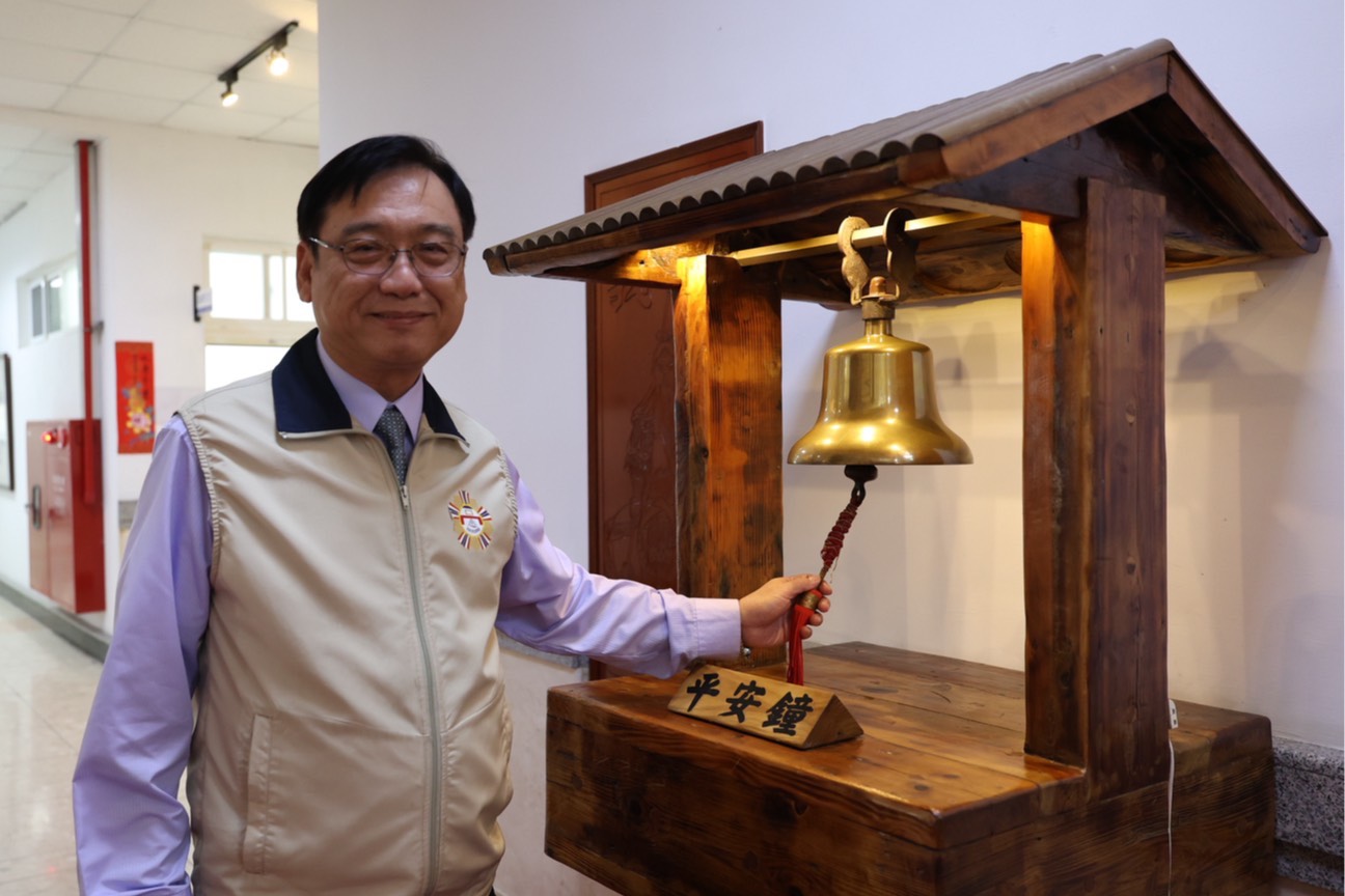 劉處長祈福敲響平安鐘