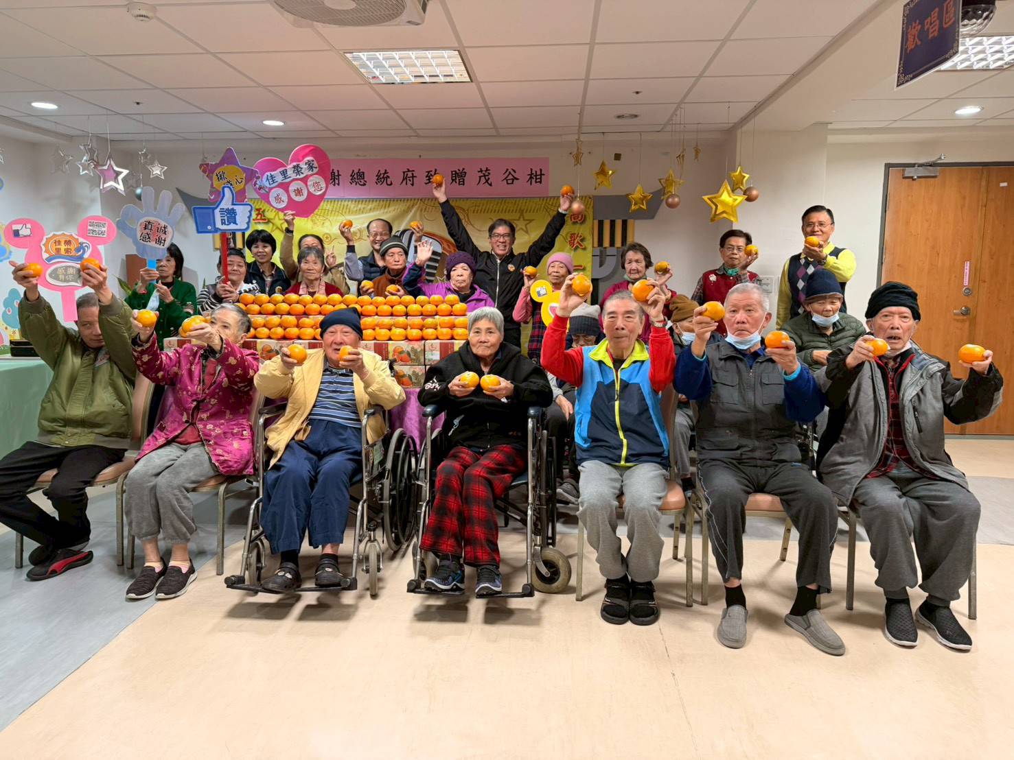 115.01.13 佳里榮家感謝總統府致贈茂谷柑 住民歡樂備感溫馨