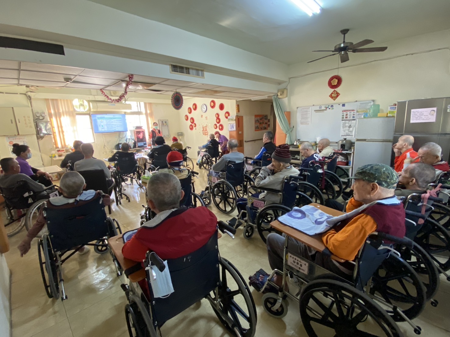 圖二 :榮家住民踴躍參與,認真聆聽