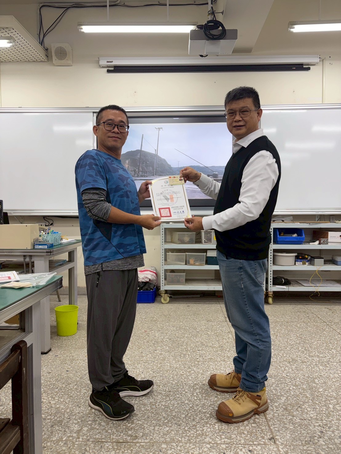 訓練剪影3-結訓證書頒發(右:蕭志村場長)