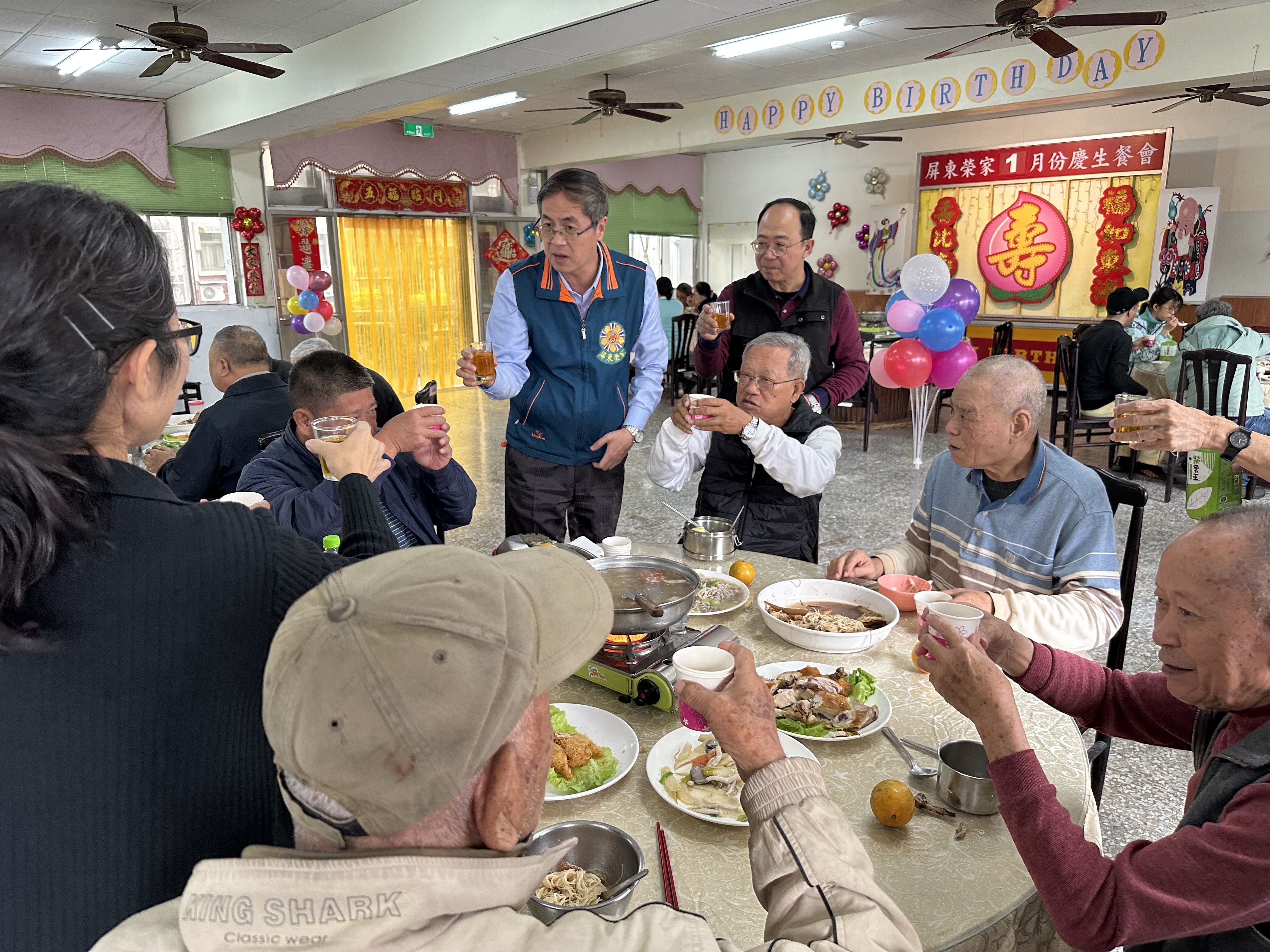 圖3:家主任李秦強(圖中)與長官及同仁們逐桌暖心關懷長輩