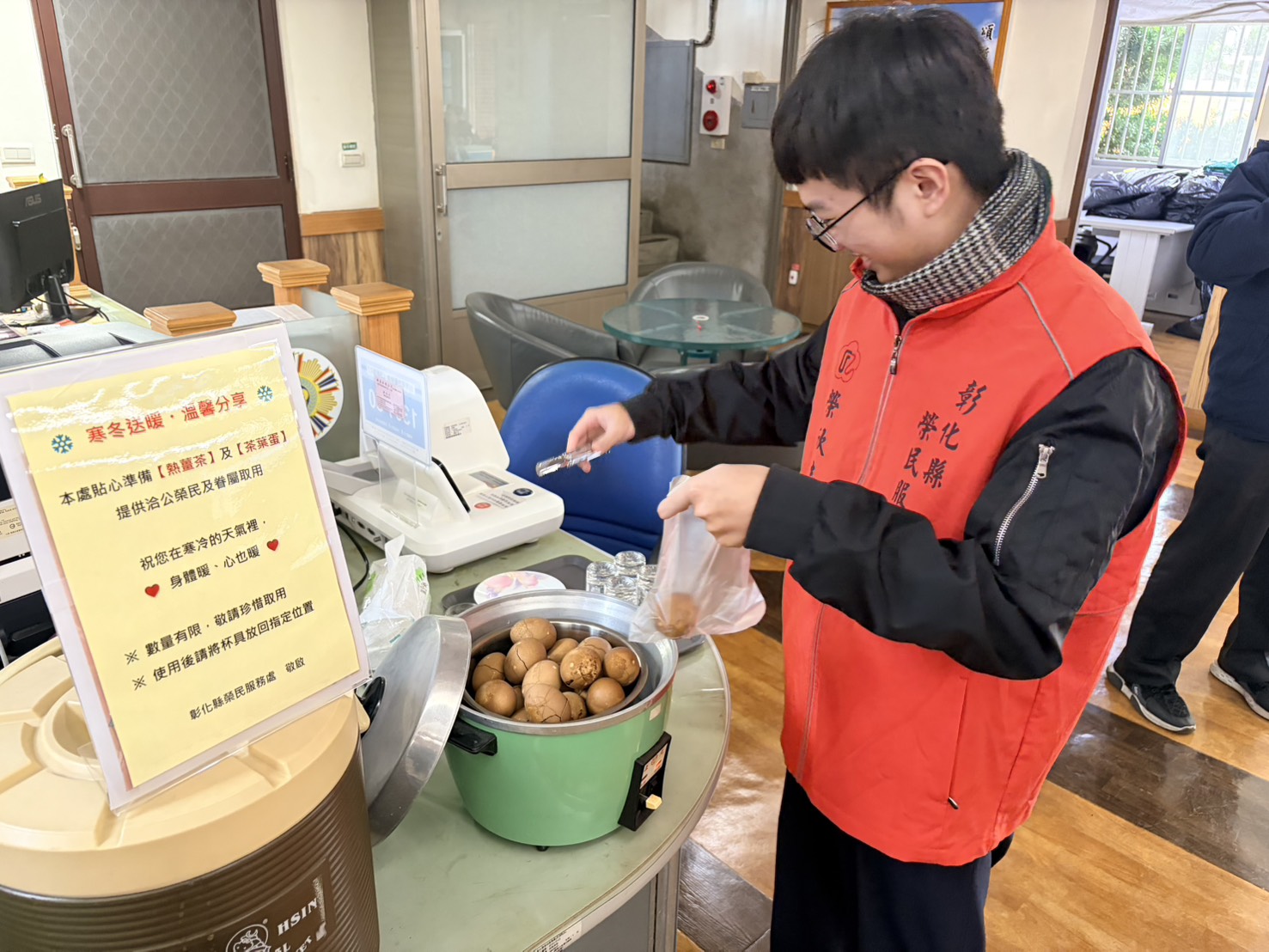 寒冬送暖情意濃 彰化縣榮服處貼心準備熱薑茶及茶葉蛋溫暖洽公民眾7
