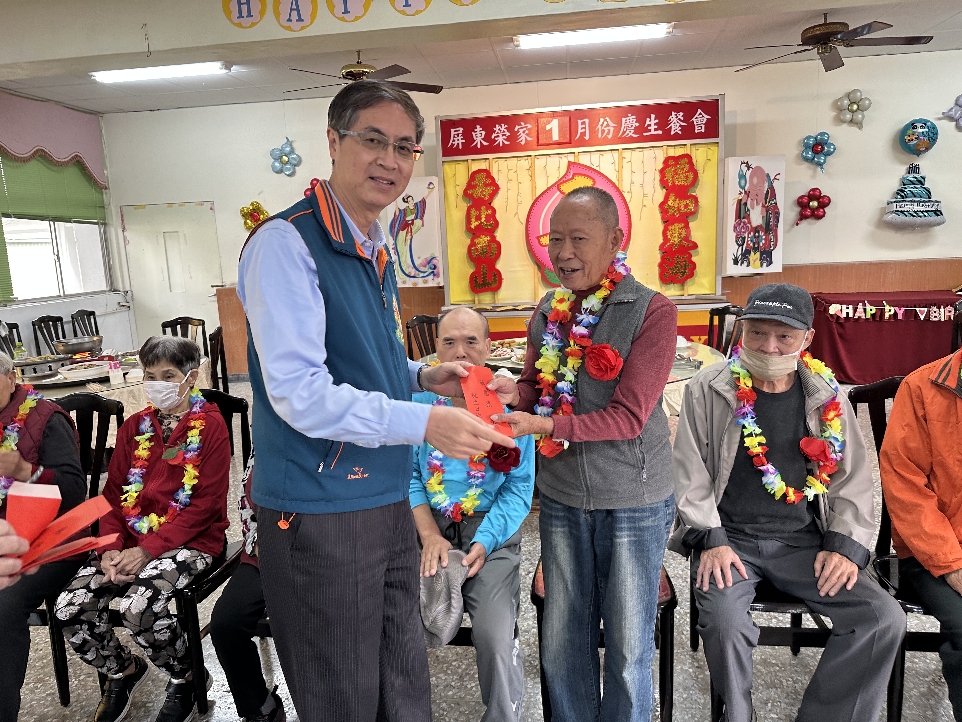 圖2:家主任李秦強(左)頒發壽星蔡大哥的生日賀儀。