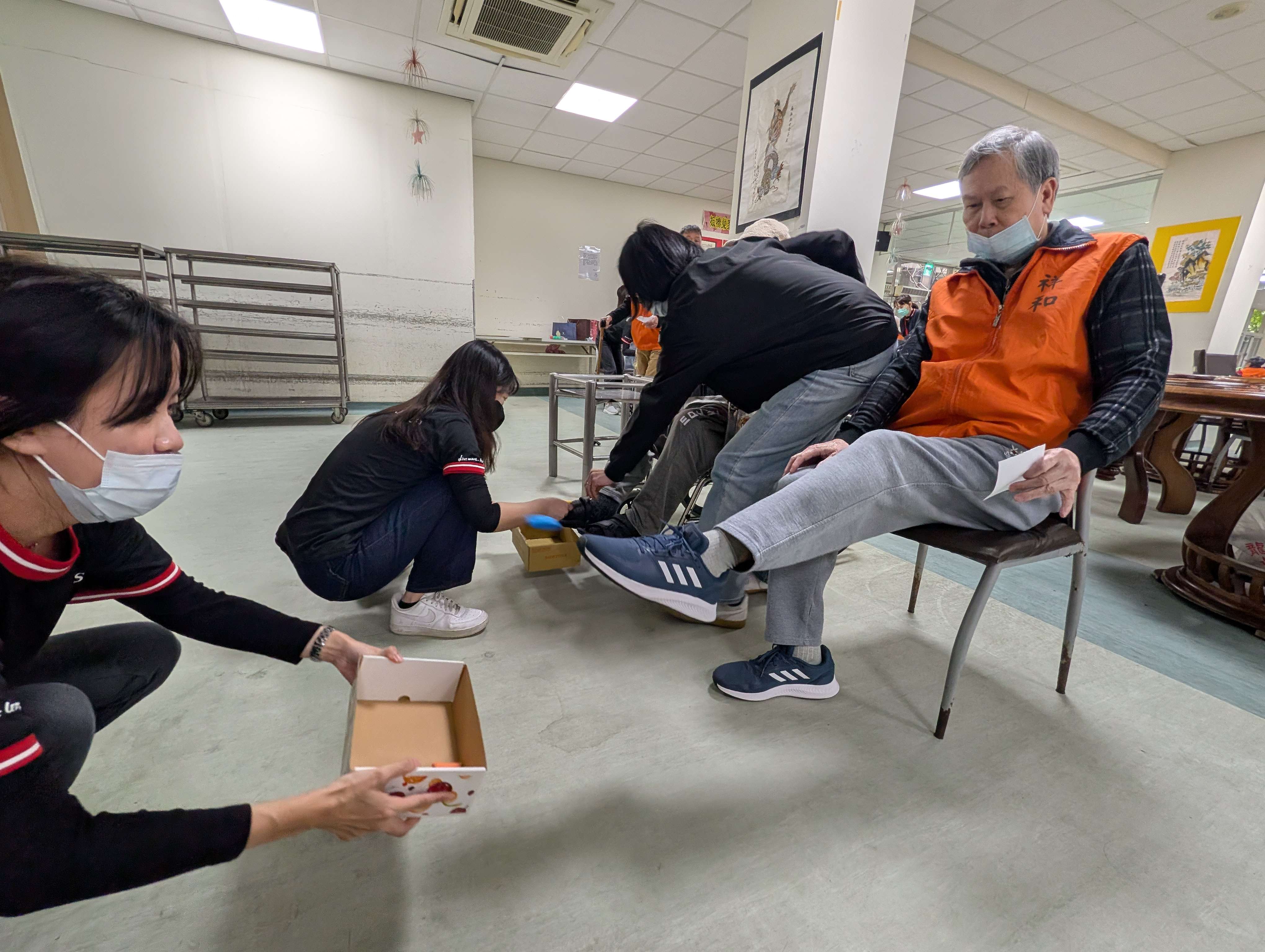 星展銀行志工送愛板橋榮家 趣味闖關、宣導反詐暖心登場照片5