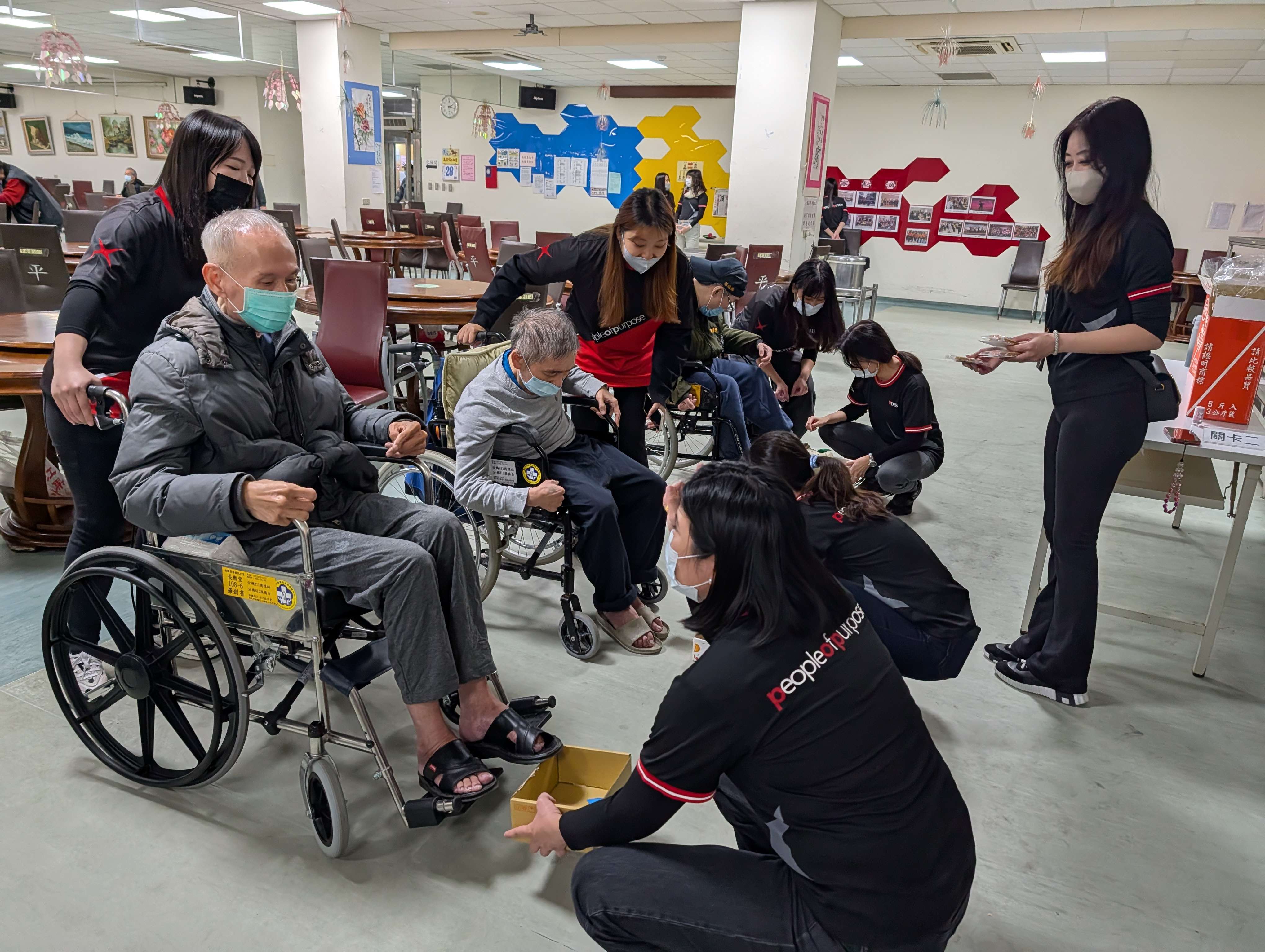 星展銀行志工送愛板橋榮家 趣味闖關、宣導反詐暖心登場照片6