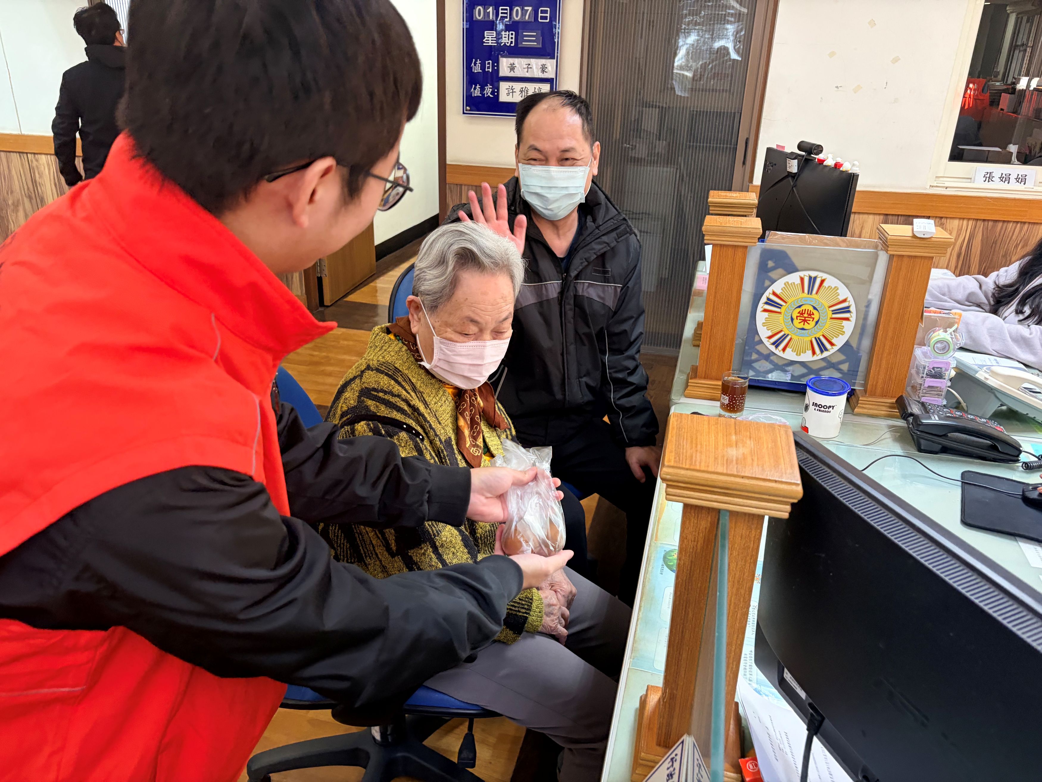 寒冬送暖情意濃 彰化縣榮服處貼心準備熱薑茶及茶葉蛋溫暖洽公民眾3-3