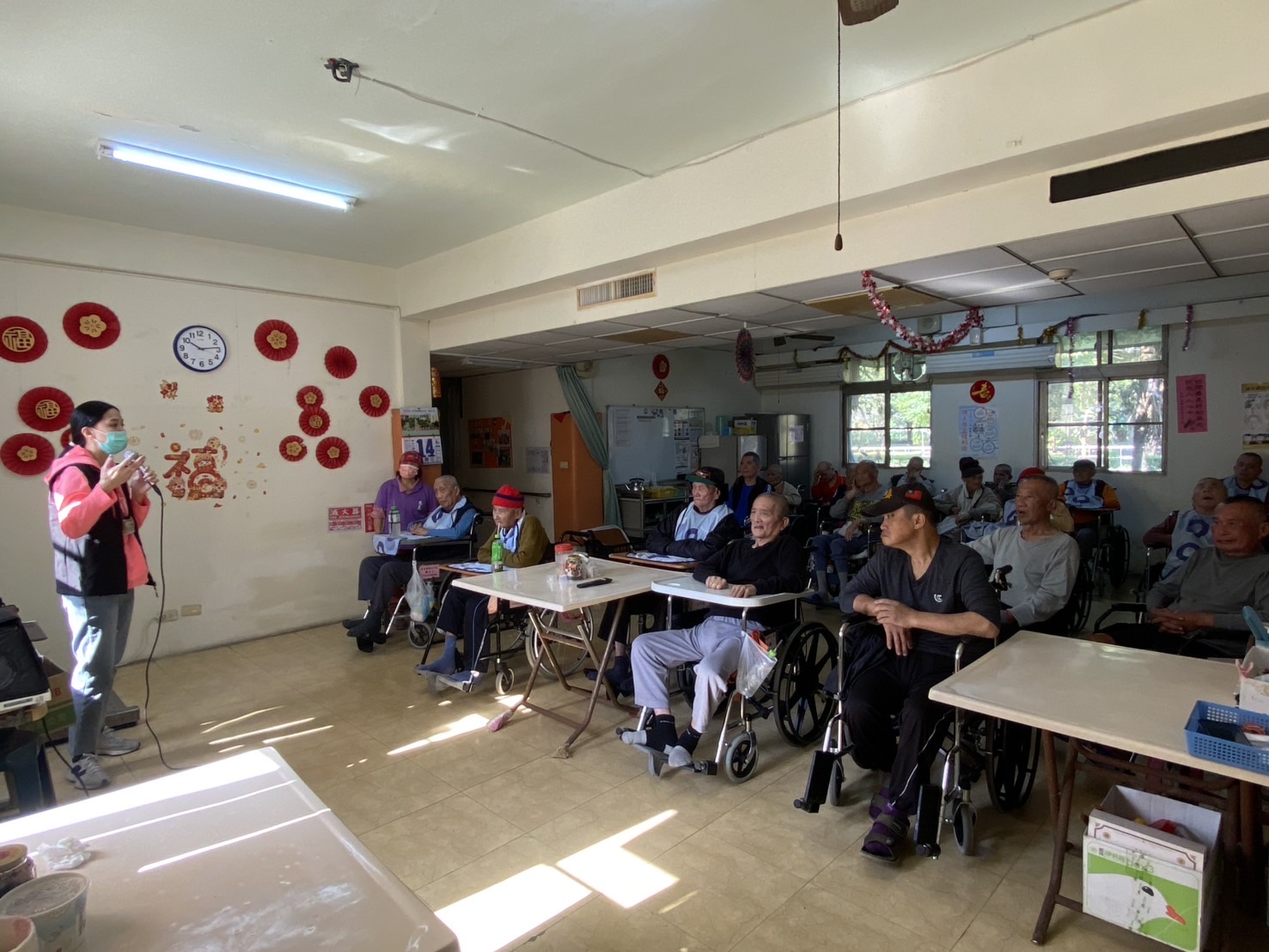 圖三:上課情況,住民展現高度專注與關注