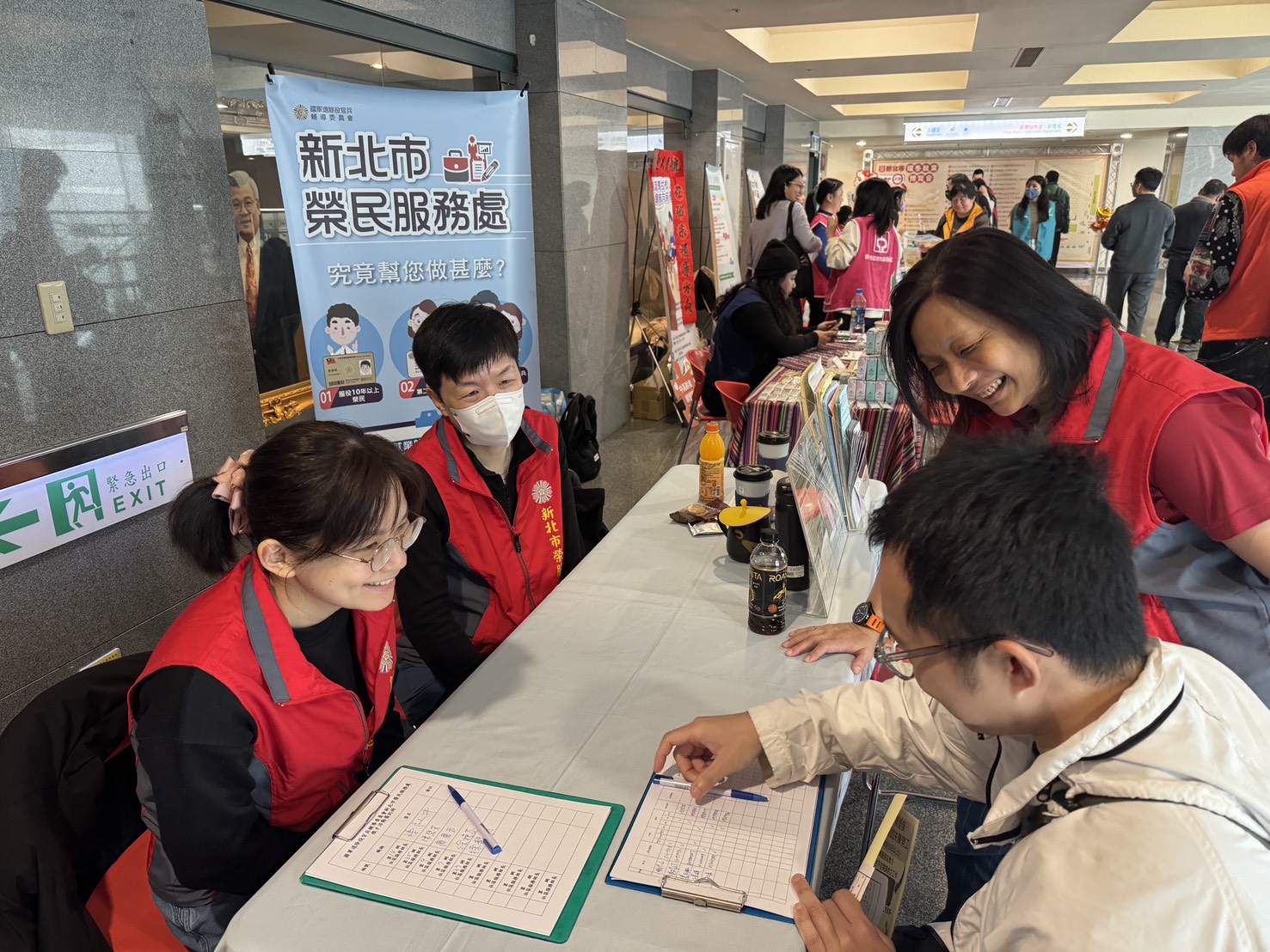 新北市榮服處就業站團隊於暖冬就博會現場設置服務台,提供退除役官兵(眷)一對一就業諮詢與職缺媒合,現場洽詢踴躍、互動熱絡。