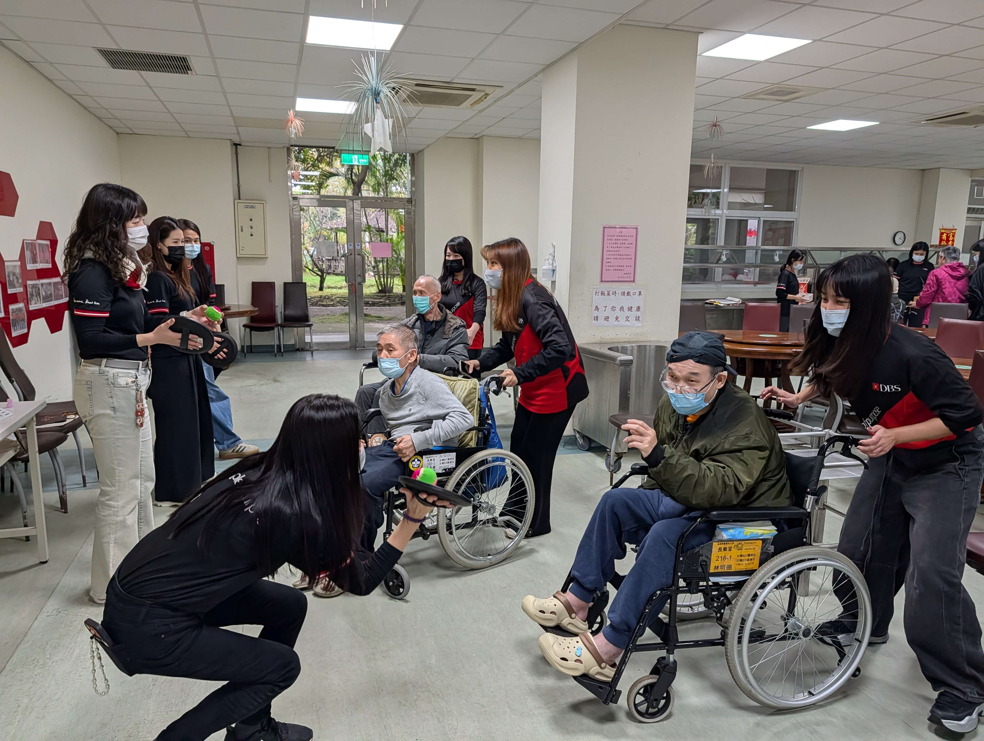 星展銀行志工送愛板橋榮家 趣味闖關、宣導反詐暖心登場照片7