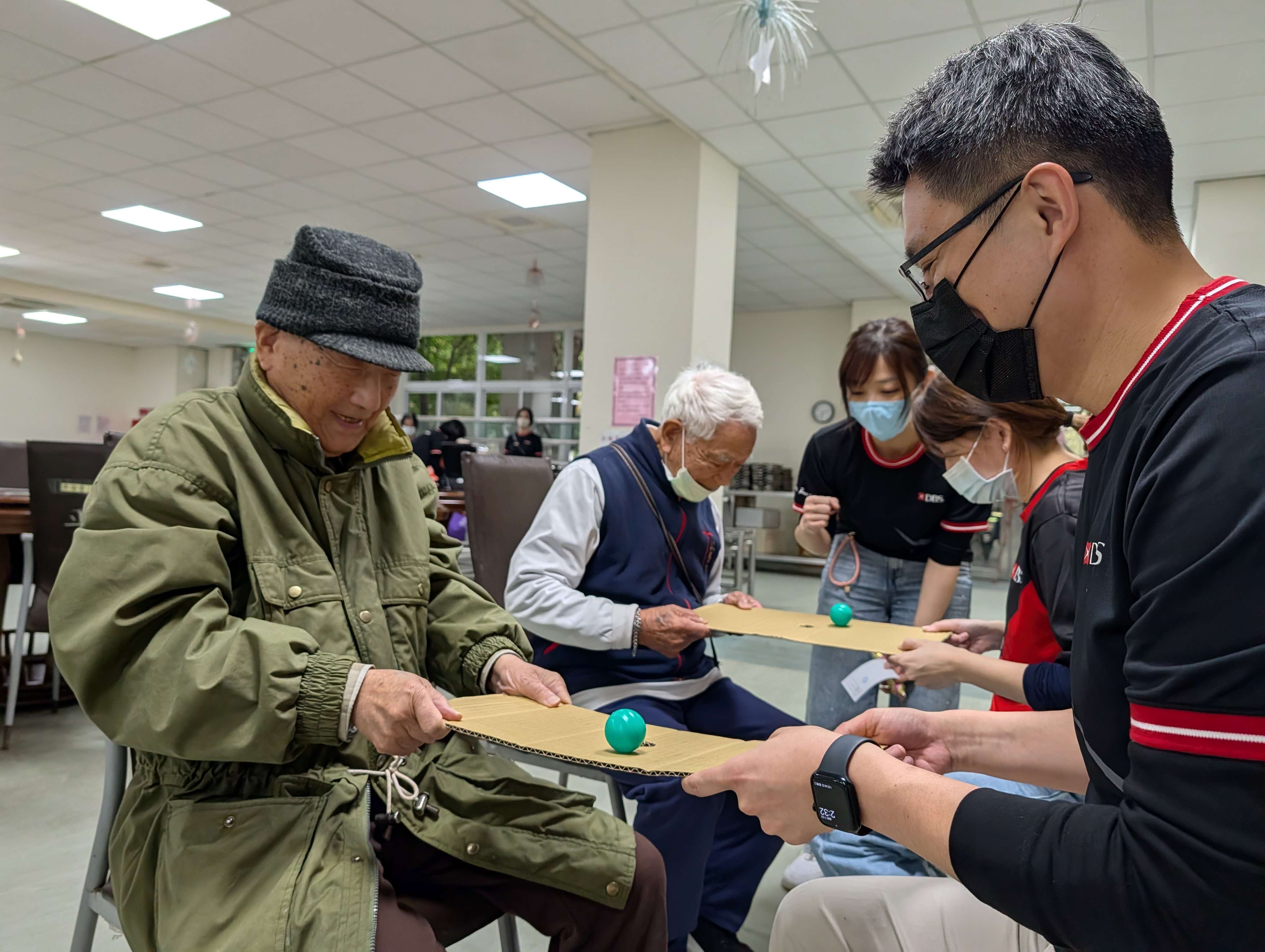星展銀行志工送愛板橋榮家 趣味闖關、宣導反詐暖心登場照片8