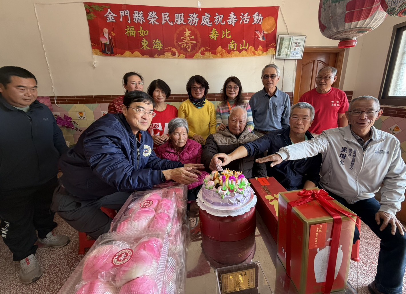 圖四彭致和副處長(左2)、吳增允執行長(右1)、吳有家鎮長(右2)與張爺爺(右3)一同切蛋糕