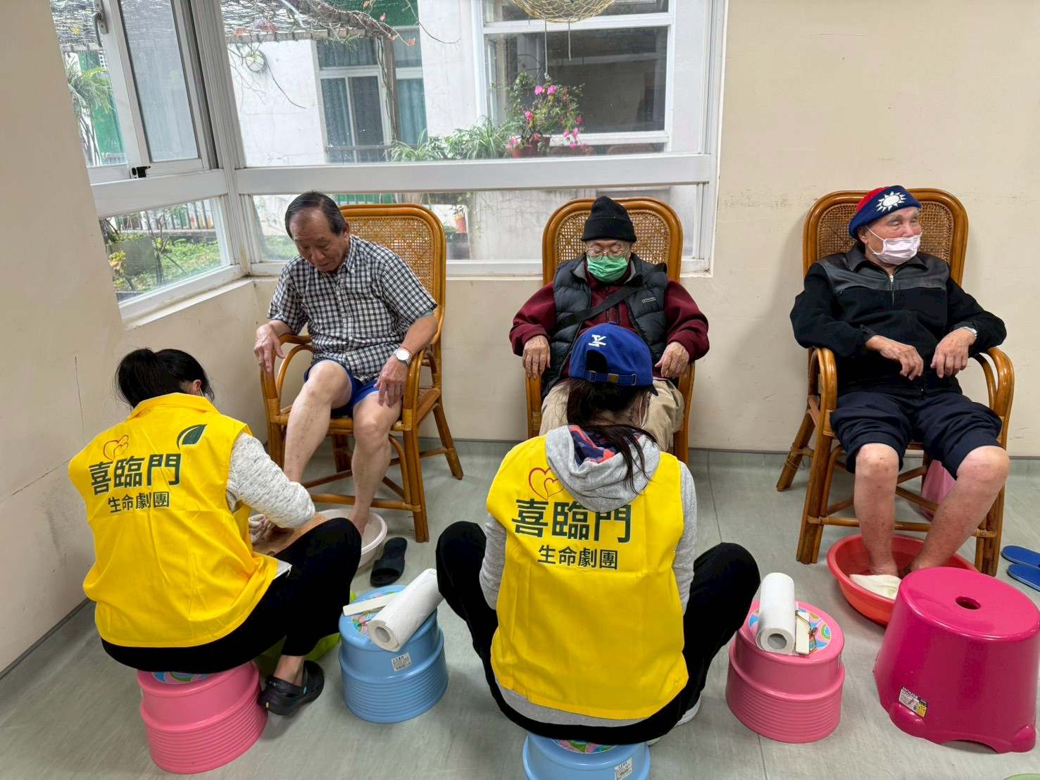 喜臨門生命劇團228連假 板橋榮家義剪服務