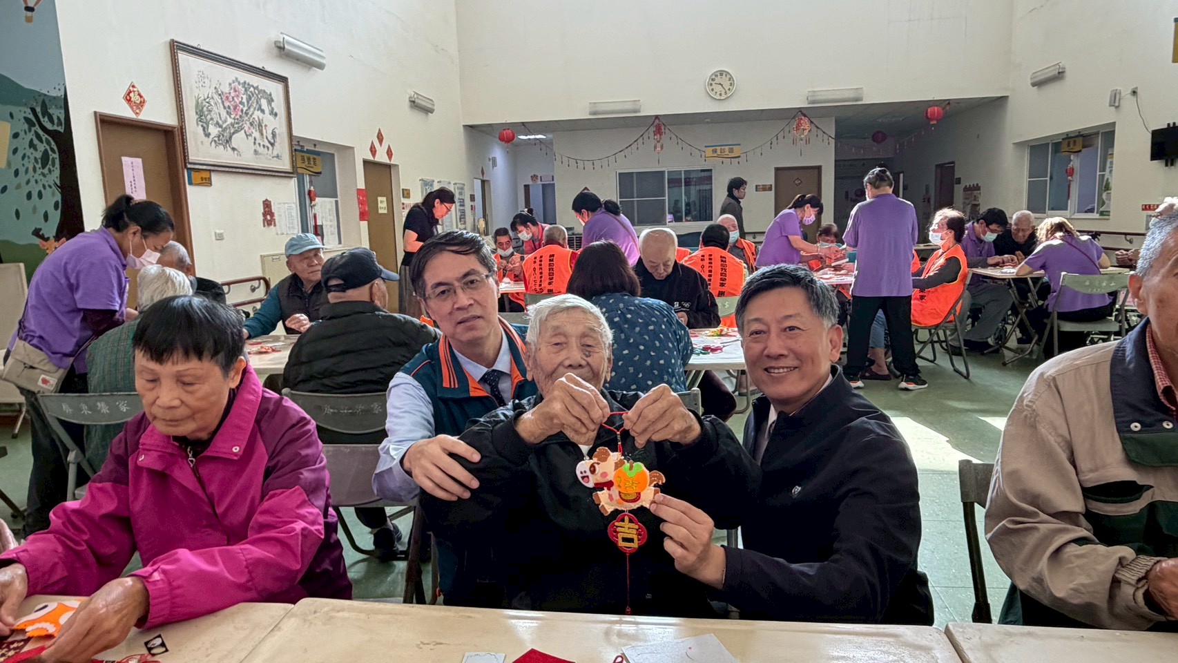 圖3 家主任與欣屏公司董事長與長輩同樂。