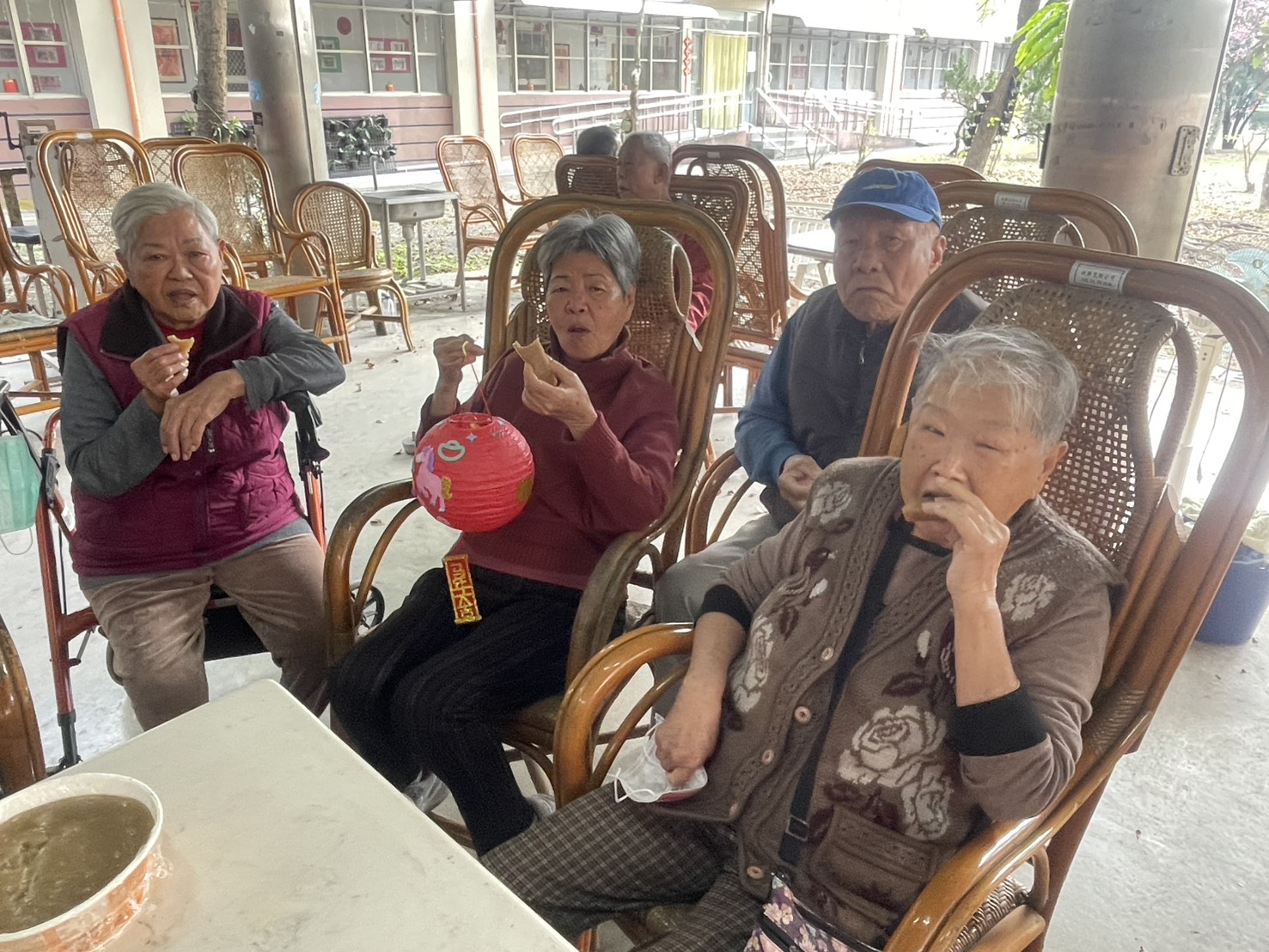 圖2:長輩們開心享用年糕