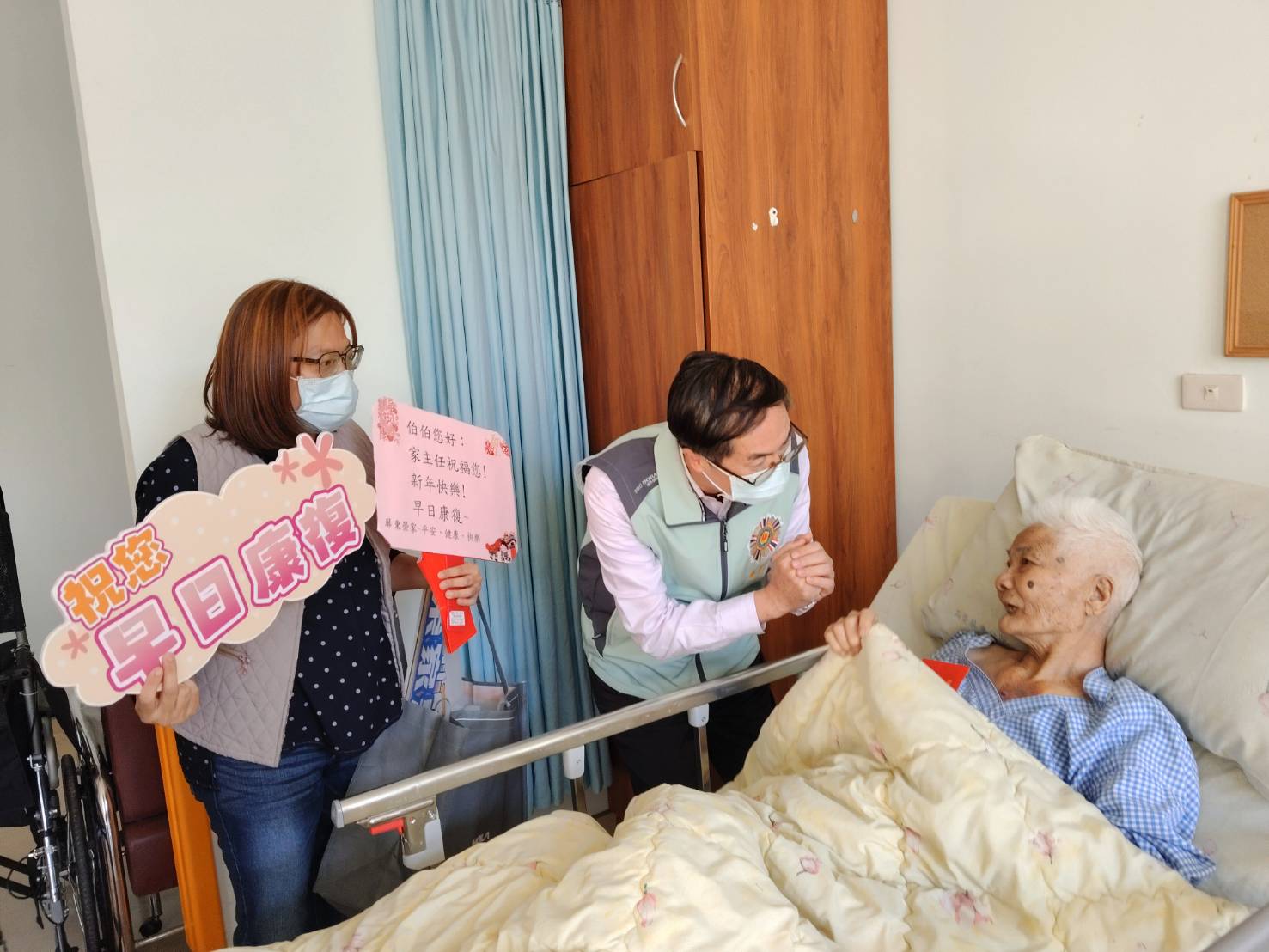 圖4家主任李秦強(中)關懷住院長輩並發放慰問金。