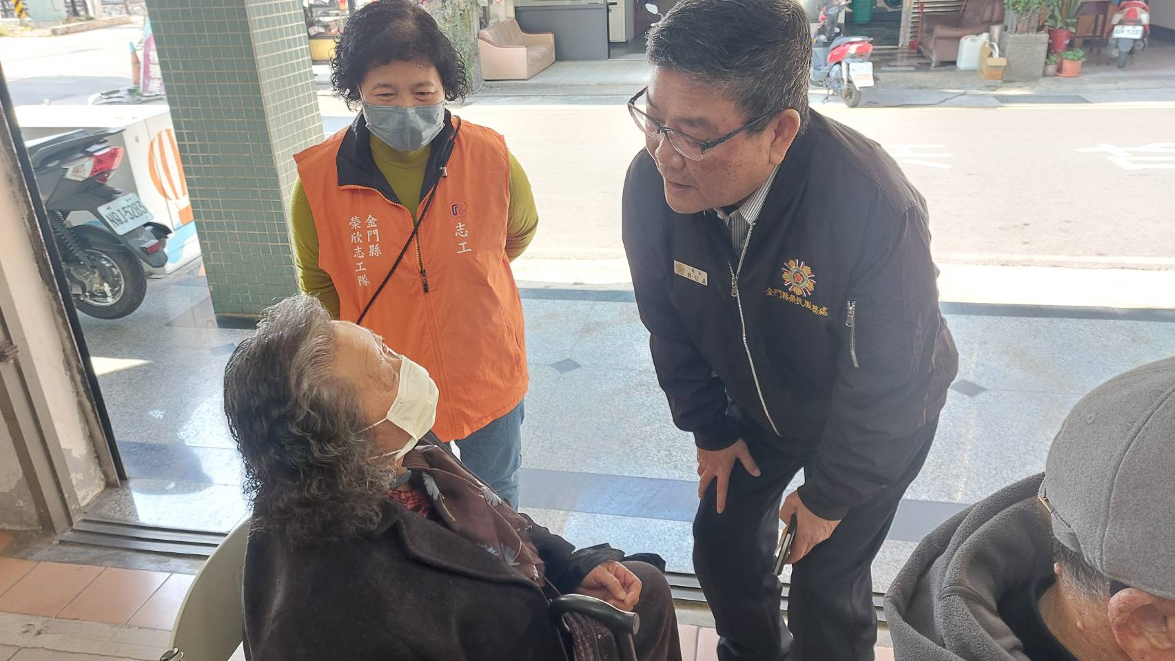 圖五劉信義處長關心年長榮民助聽器使用狀況