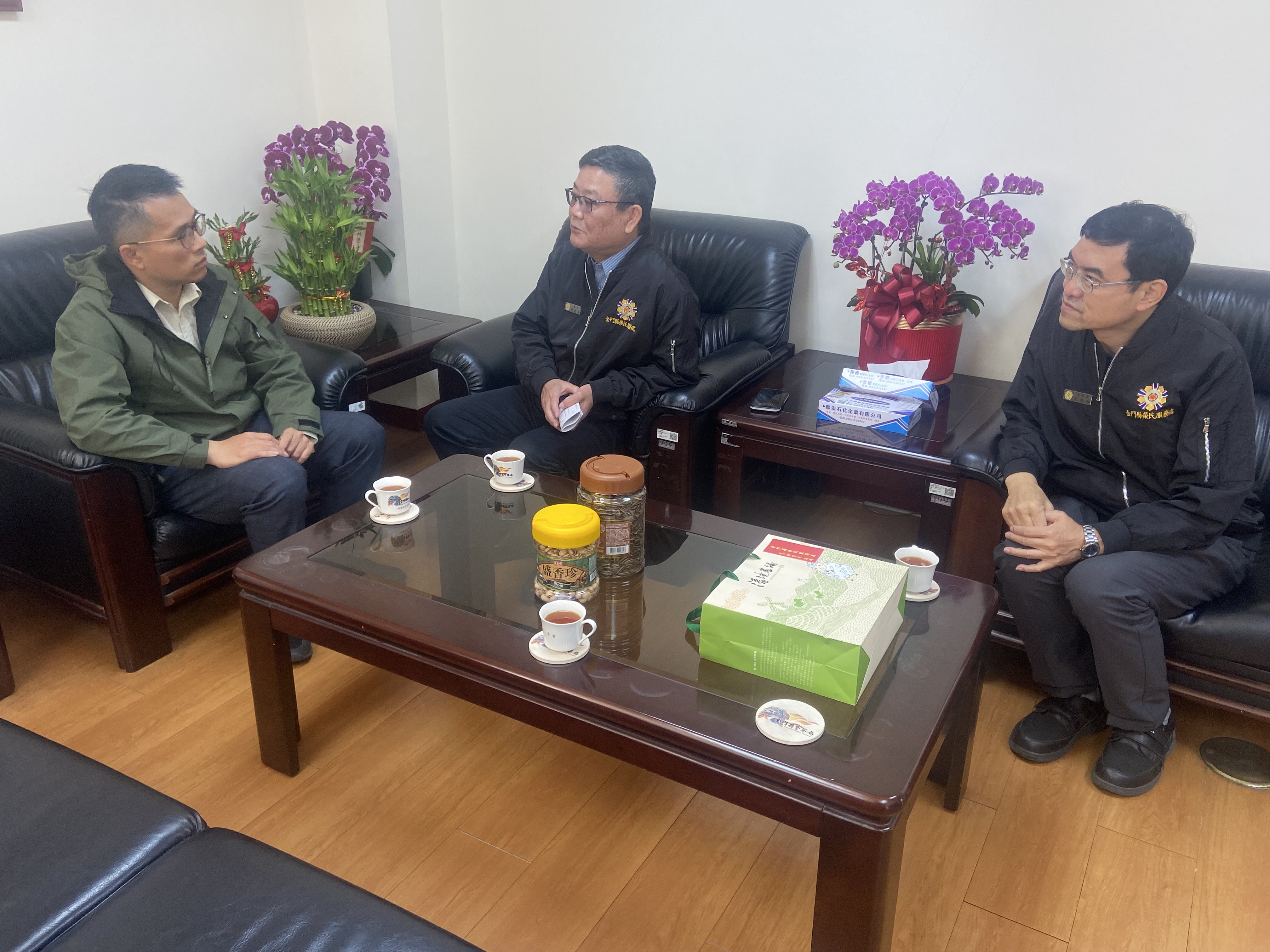 圖二劉信義處長(中)與金湖分局黃智銘分局長(左)針對榮民服務交換意見