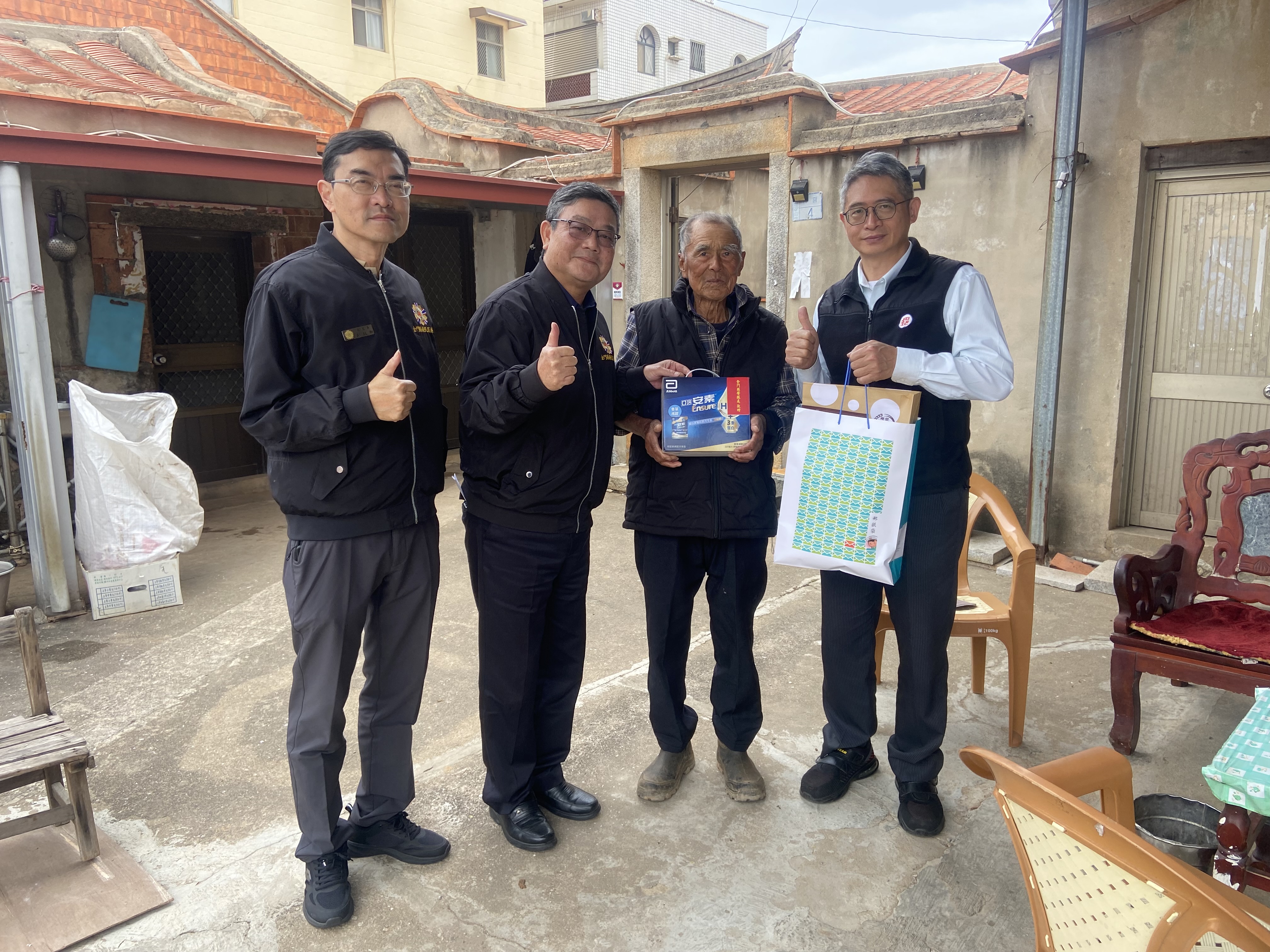 圖二劉信義處長(左2)、山外郵局歐陽文毅經理(右1)慰問榮民黃慶書(右2)