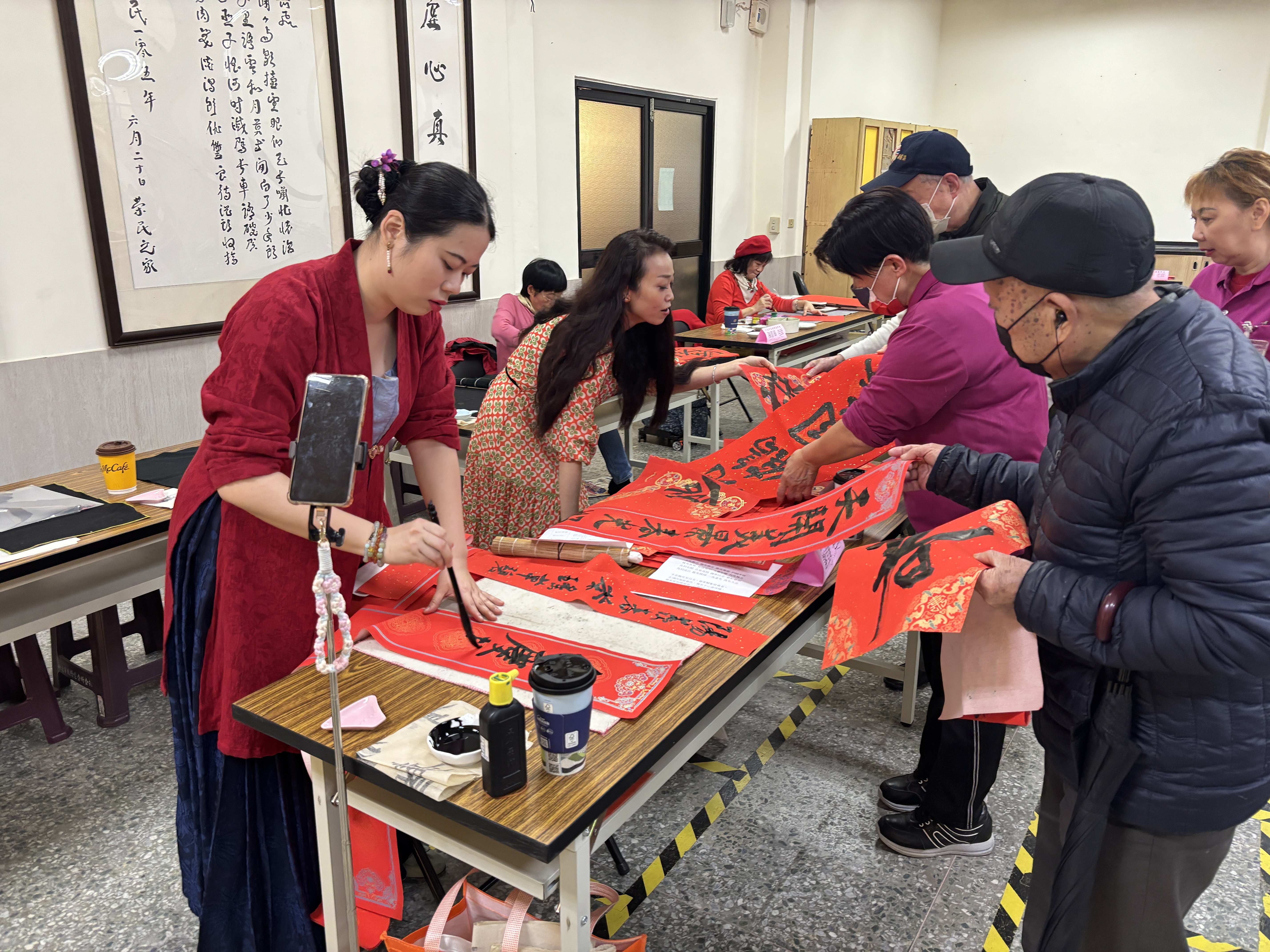 快馬加鞭寫祝福，馬上成功納百福！板橋榮家攜手名書畫家揮毫迎春