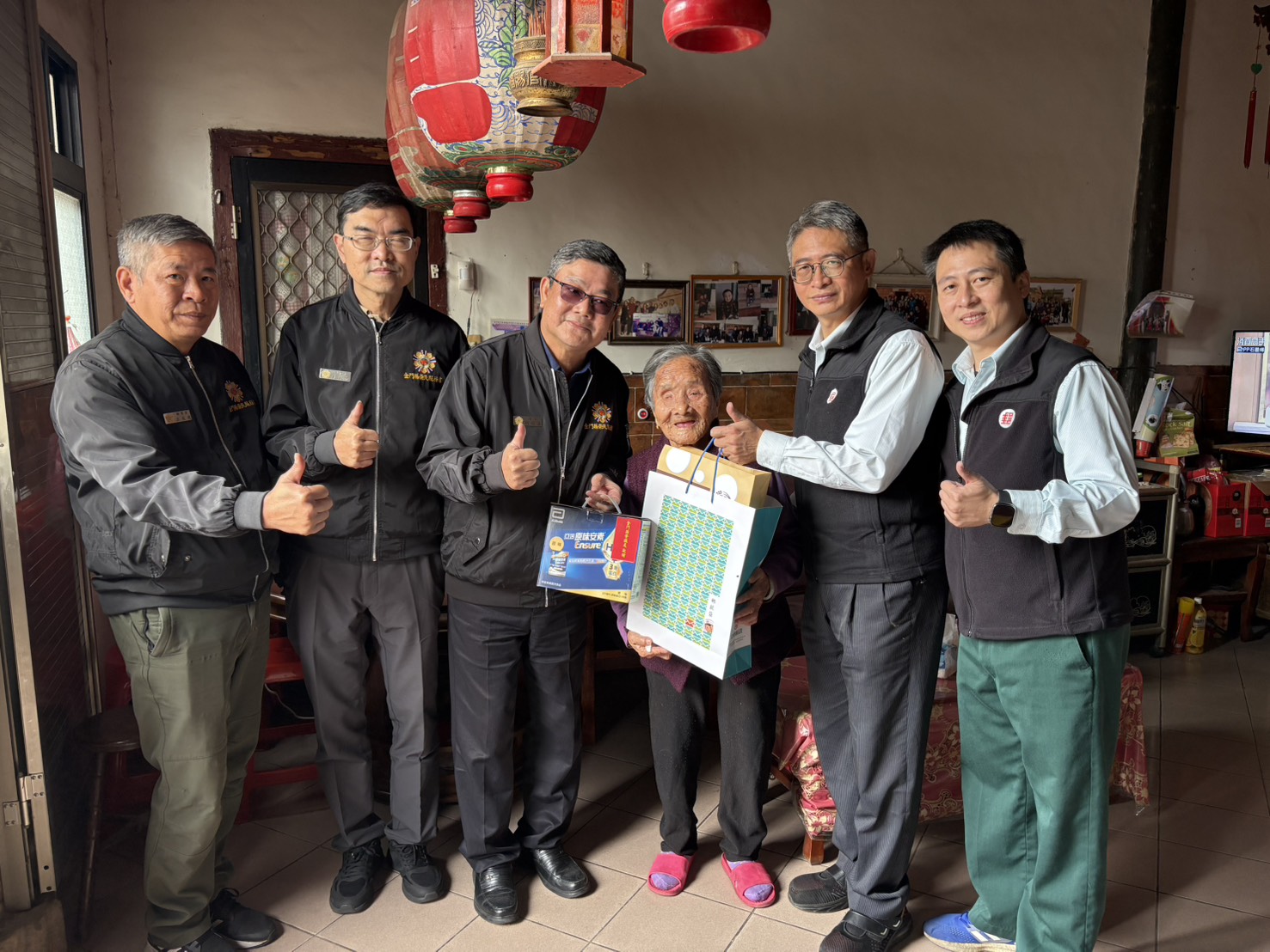 圖一劉信義處長(左3)、山外郵局歐陽文毅經理(右2)慰問榮民陳秀珍(右3)