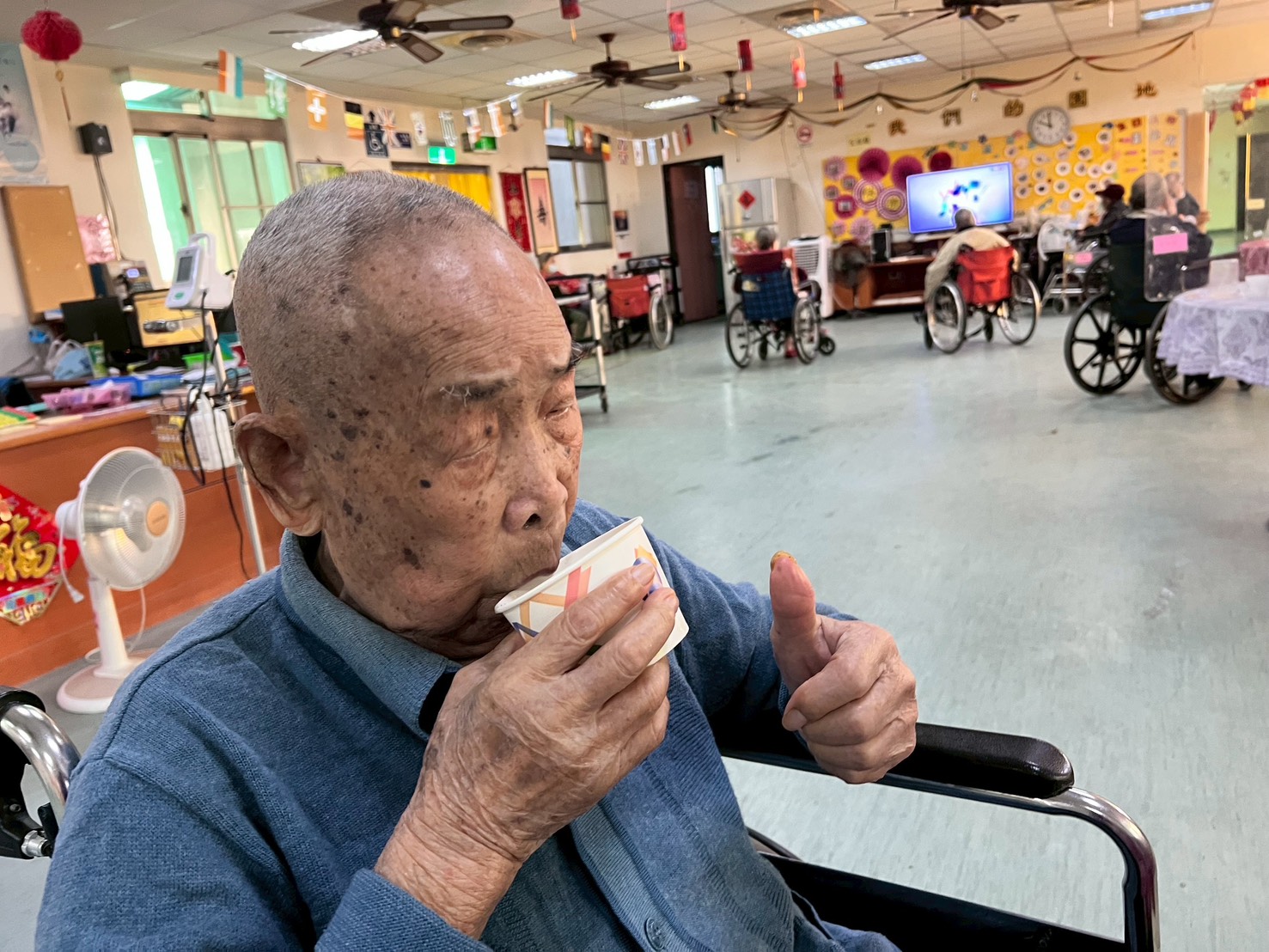 圖3:人瑞杜伯伯享用長年菜蛤蜊雞湯比讚