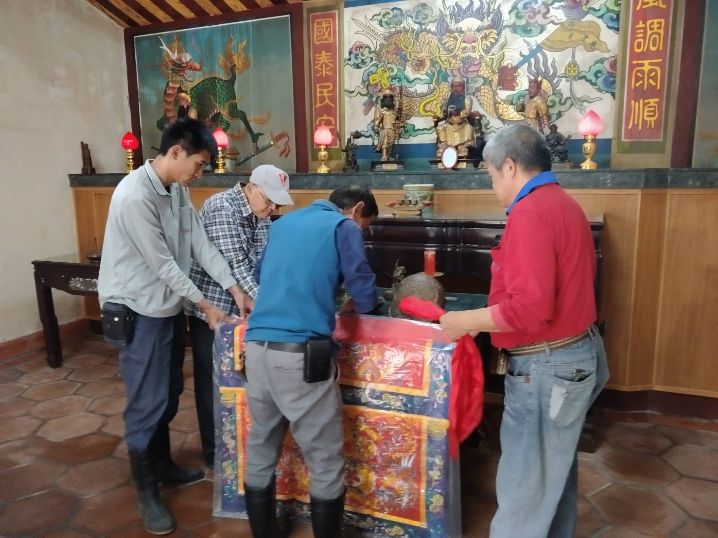 圖3: 鋪設了繡工精緻的嶄新神桌裙