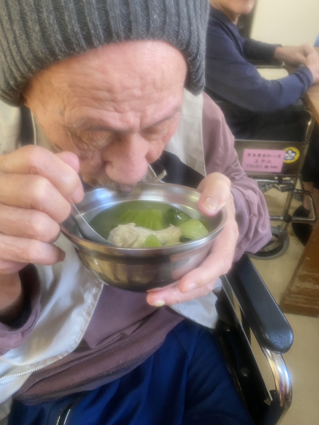圖7:長輩高興享用長年菜雞湯