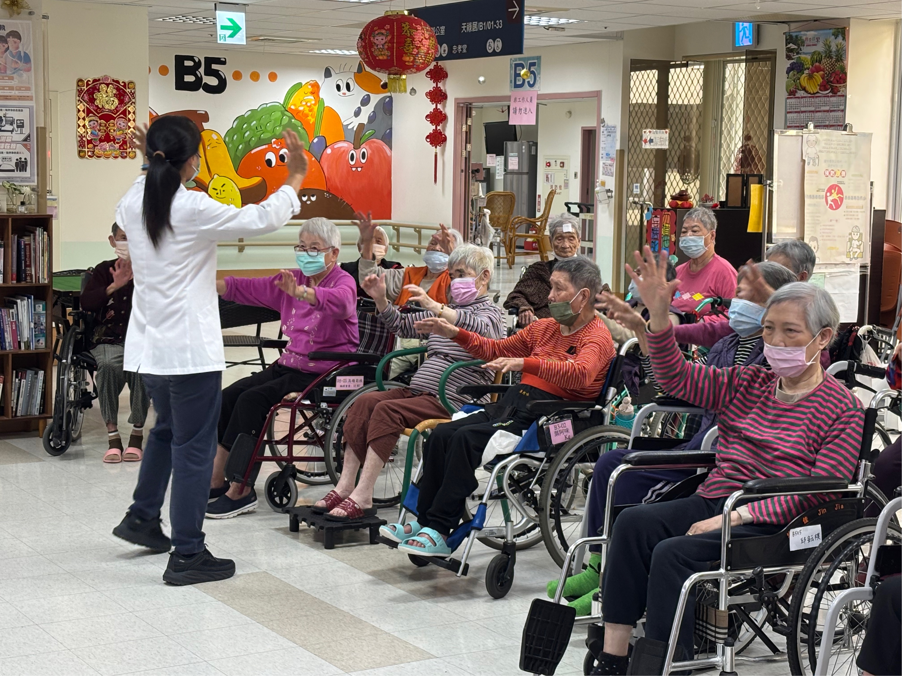 體適能運動,舒展筋骨。