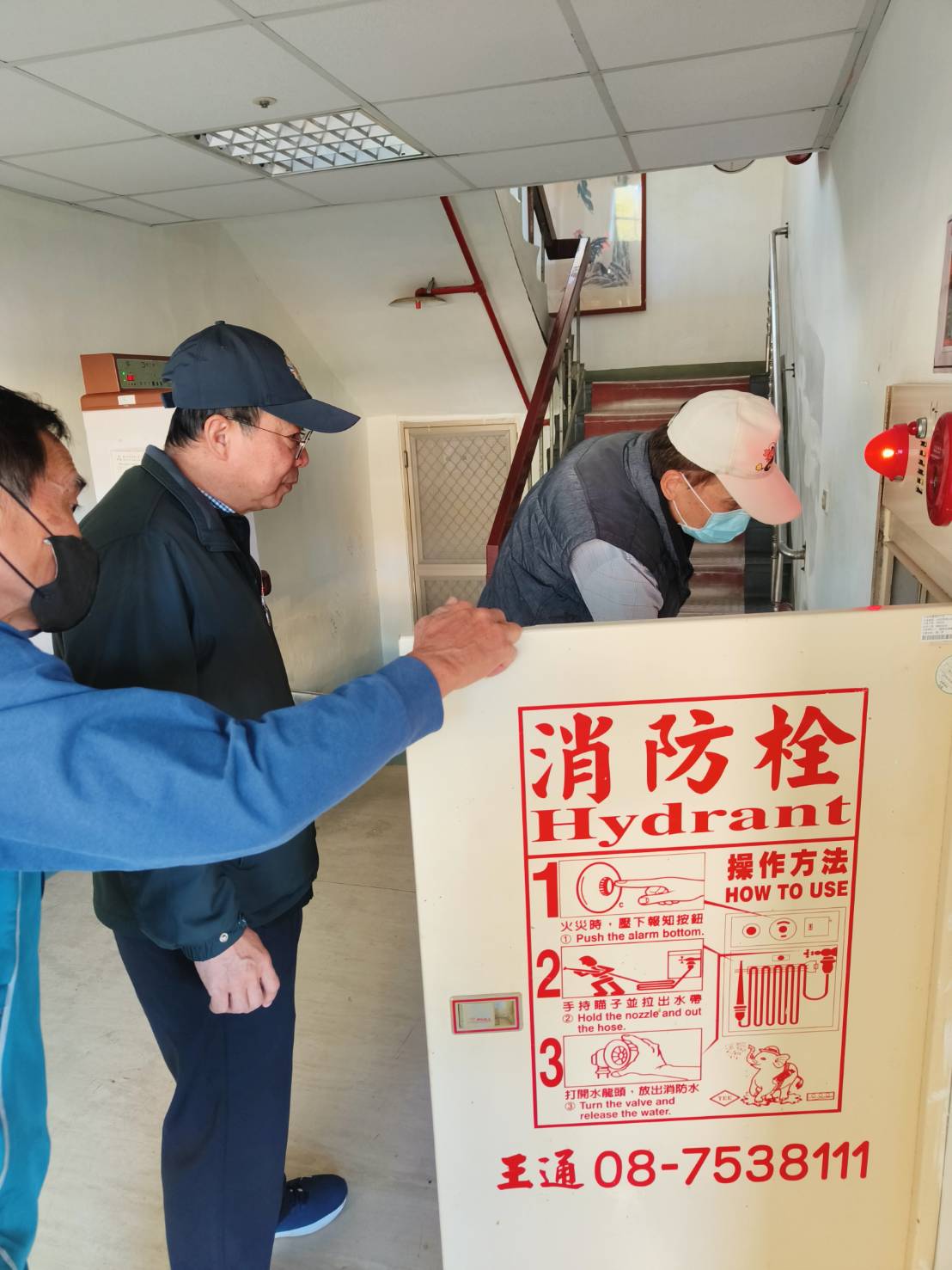 圖2:副主任王國能(中)檢查家區消防栓設備