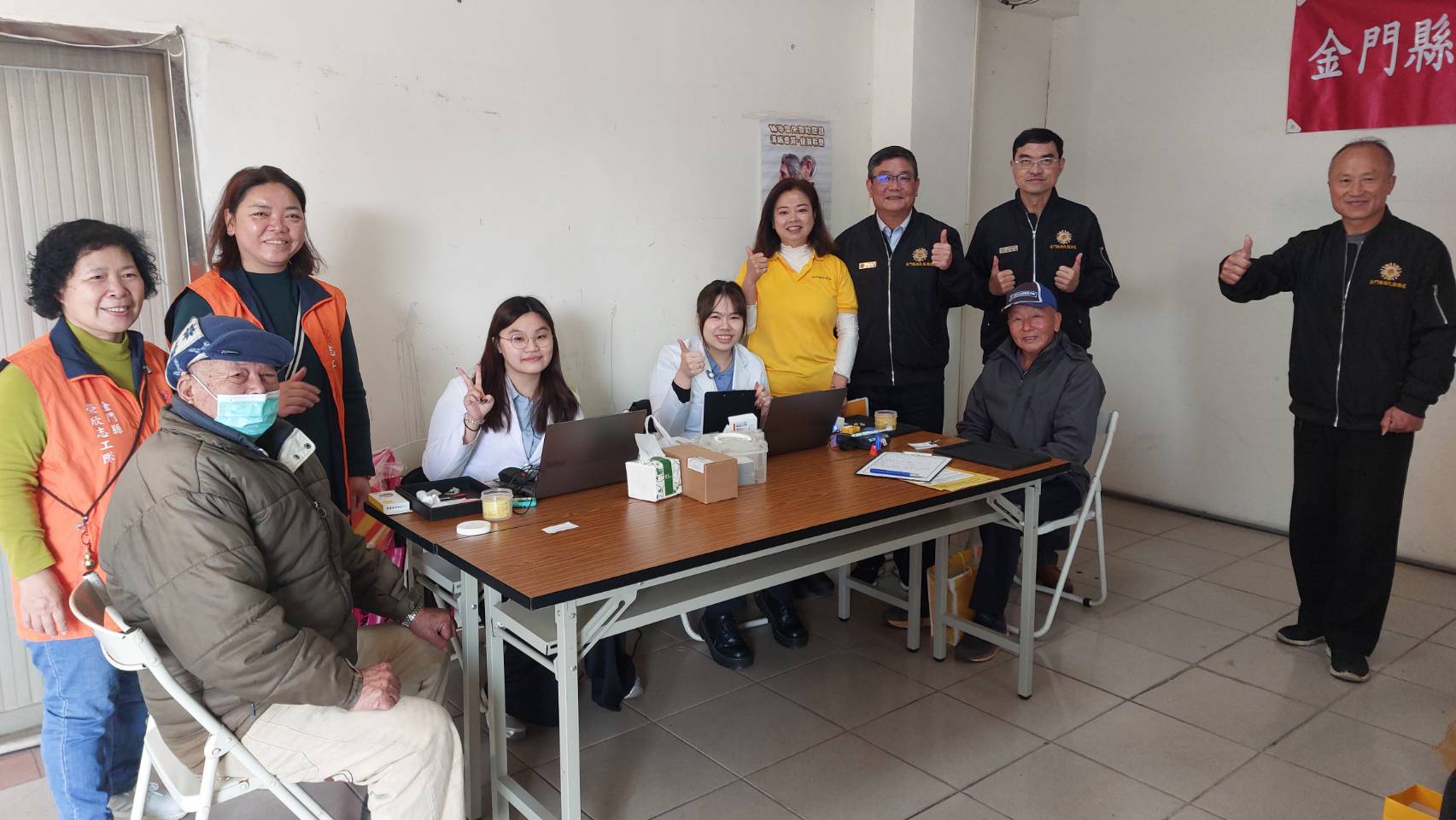 圖一劉信義處長(右3)、科林公司李經理(右4)門市服務人員、榮欣志工與接受服務榮民開心比讚