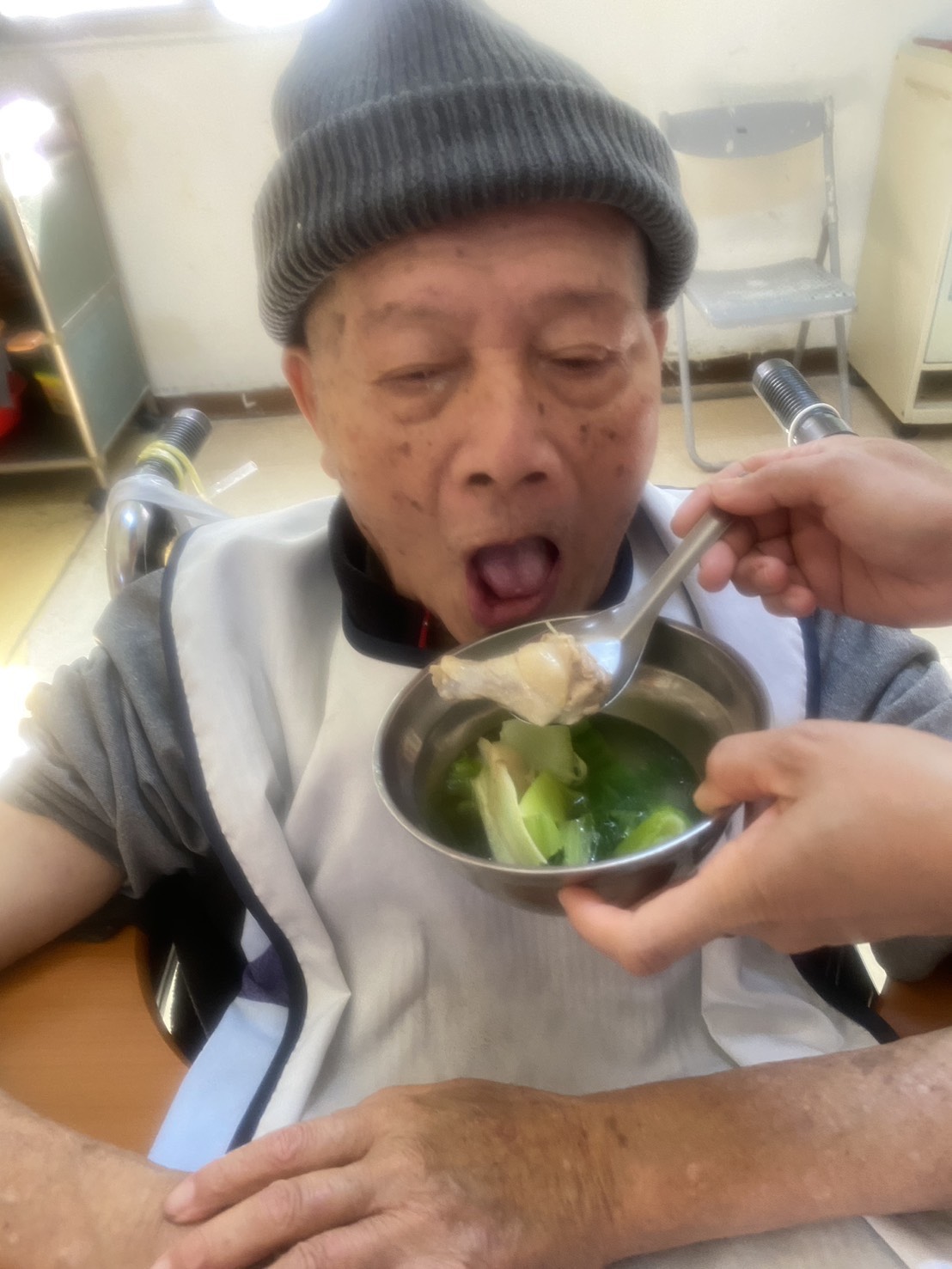 圖8:長輩高興享用長年菜雞湯