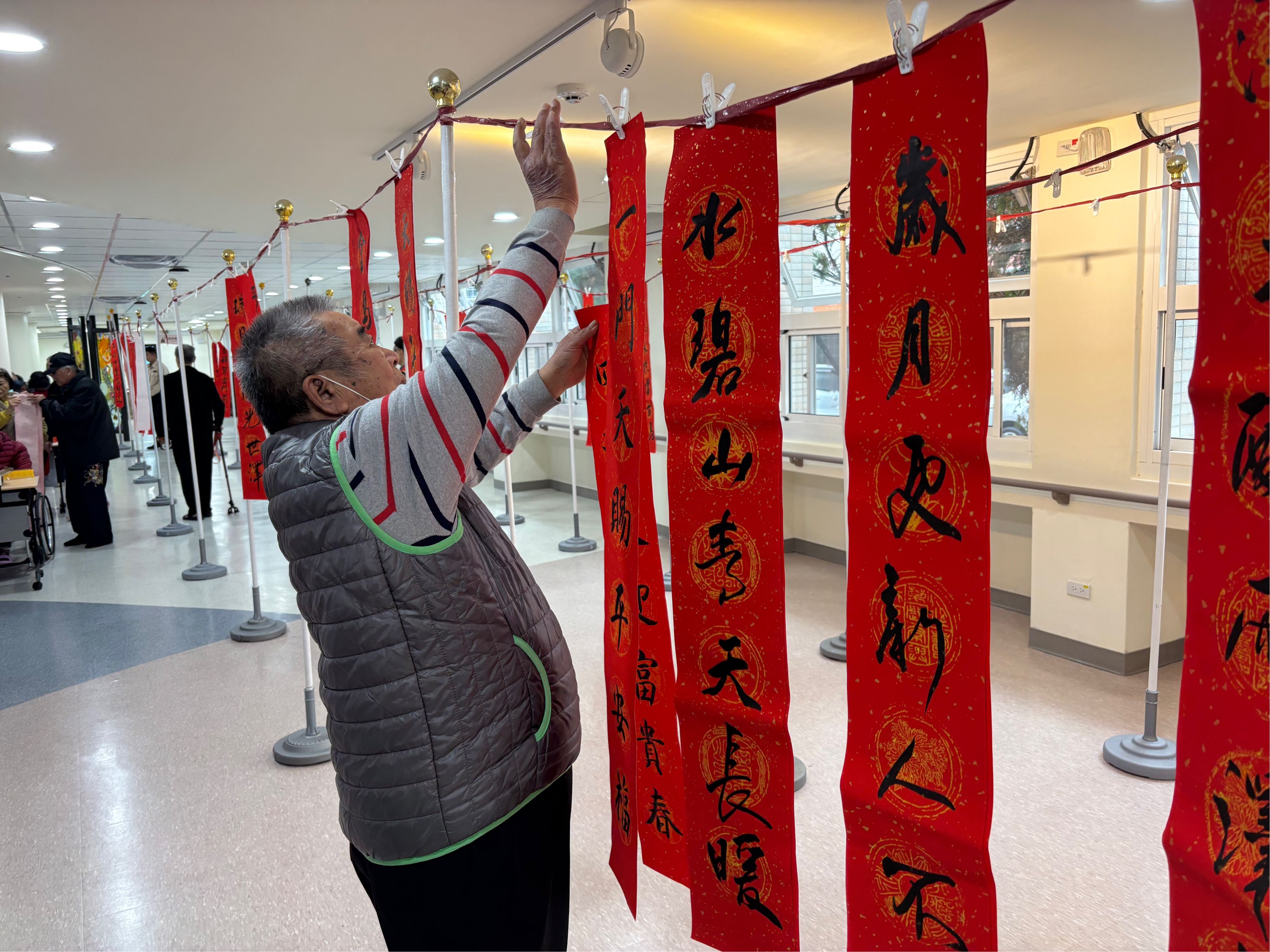 長輩晾掛喜愛的春聯等待收穫