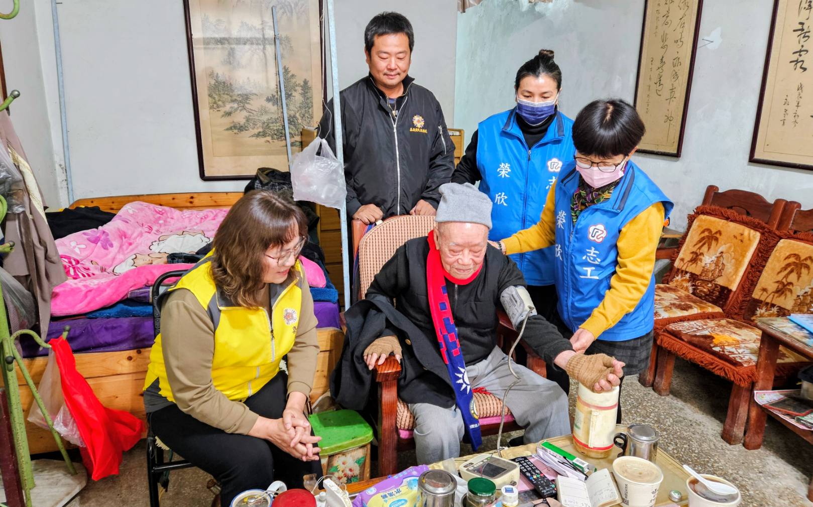 嘉義榮服處志工感動服務　到宅關懷獨居榮民送暖迎春