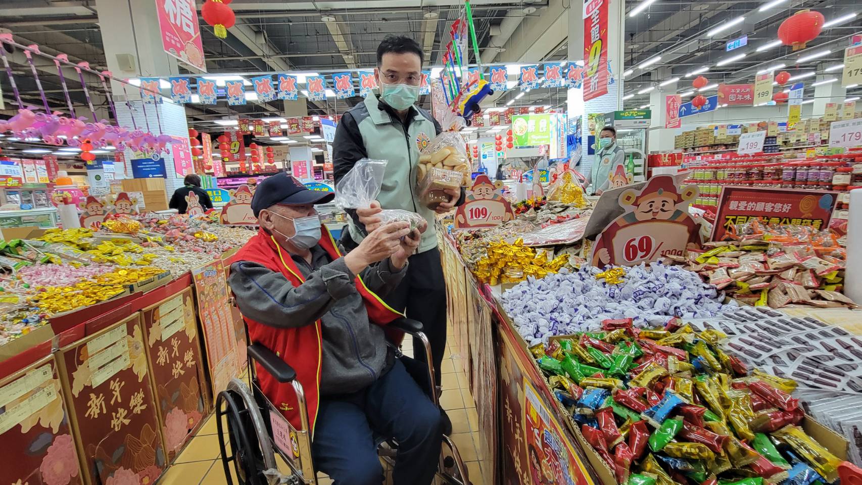 115年02月16日屏東榮家長輩揪團「採買年貨趣」溫馨喜迎春