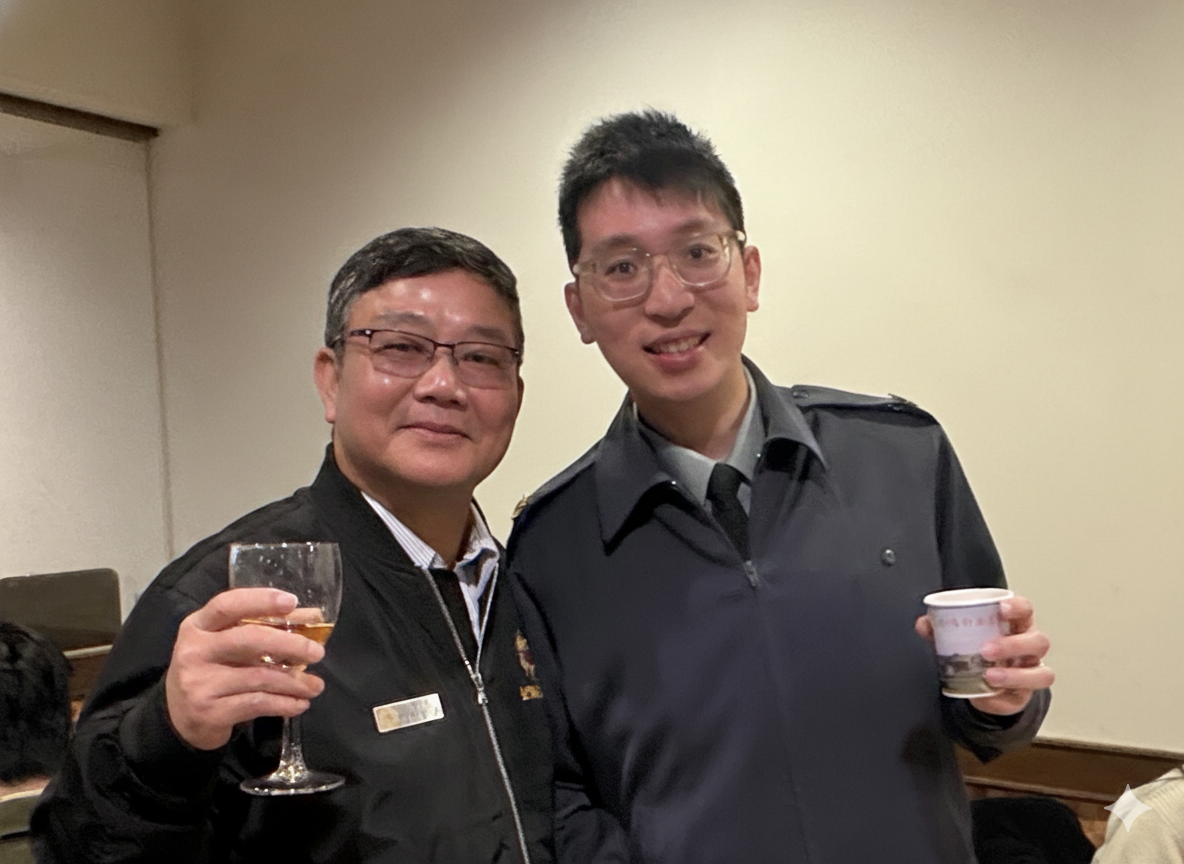 圖五劉信義處長(左)恭賀本處陳彥博社工員(右)晉升備役下士