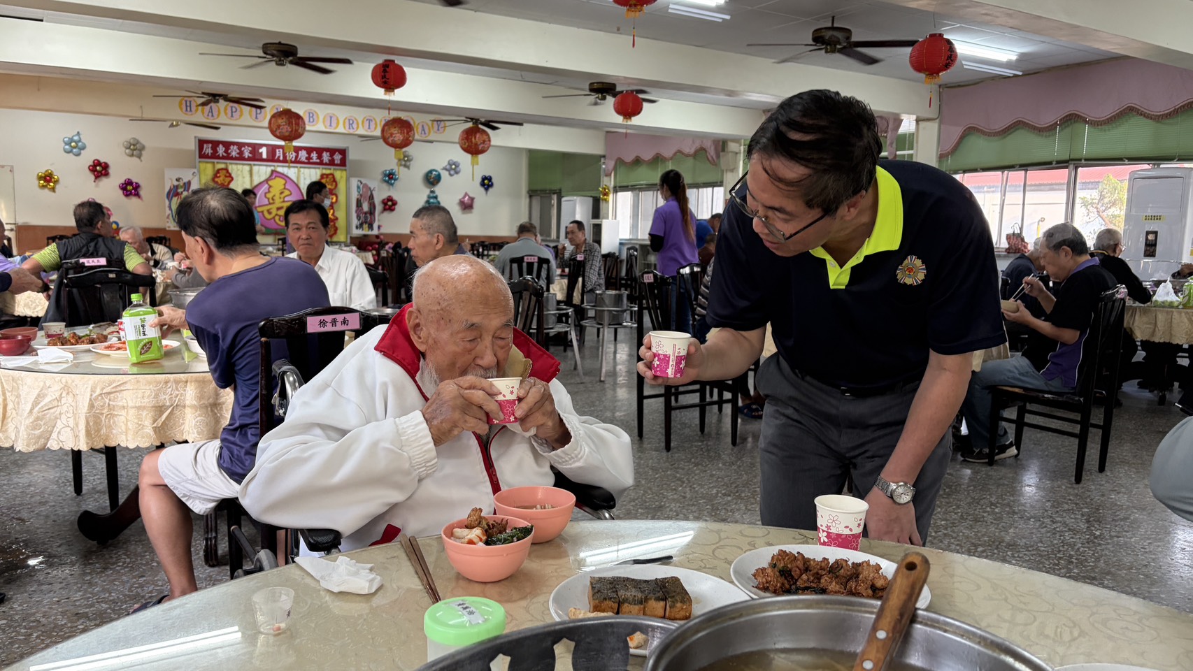 圖3-家主任向百歲黃伯伯賀歲