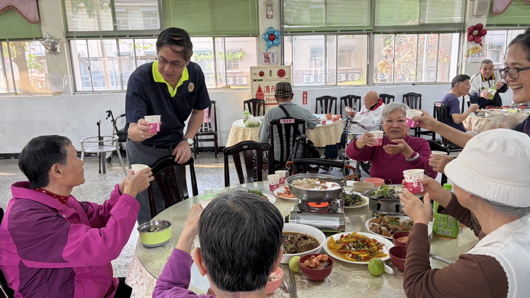 圖2-住民長輩們如家人們熱情祝福家主任新年快樂