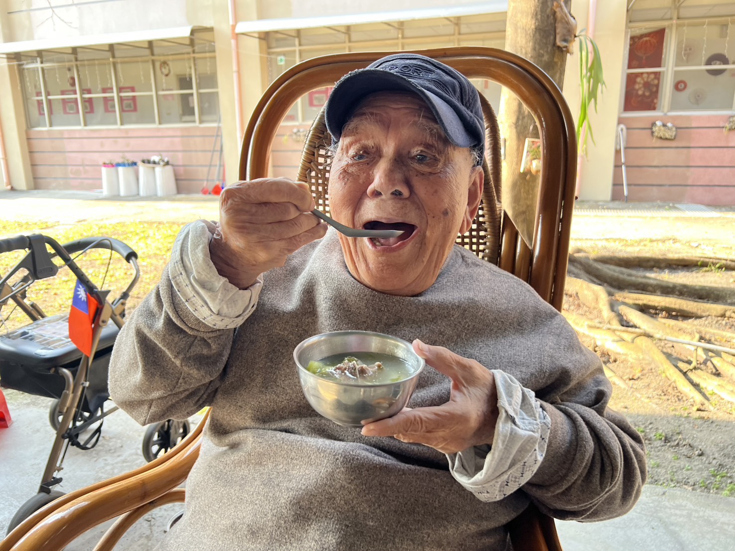 圖4:李伯大口享用長年菜蛤蜊雞湯