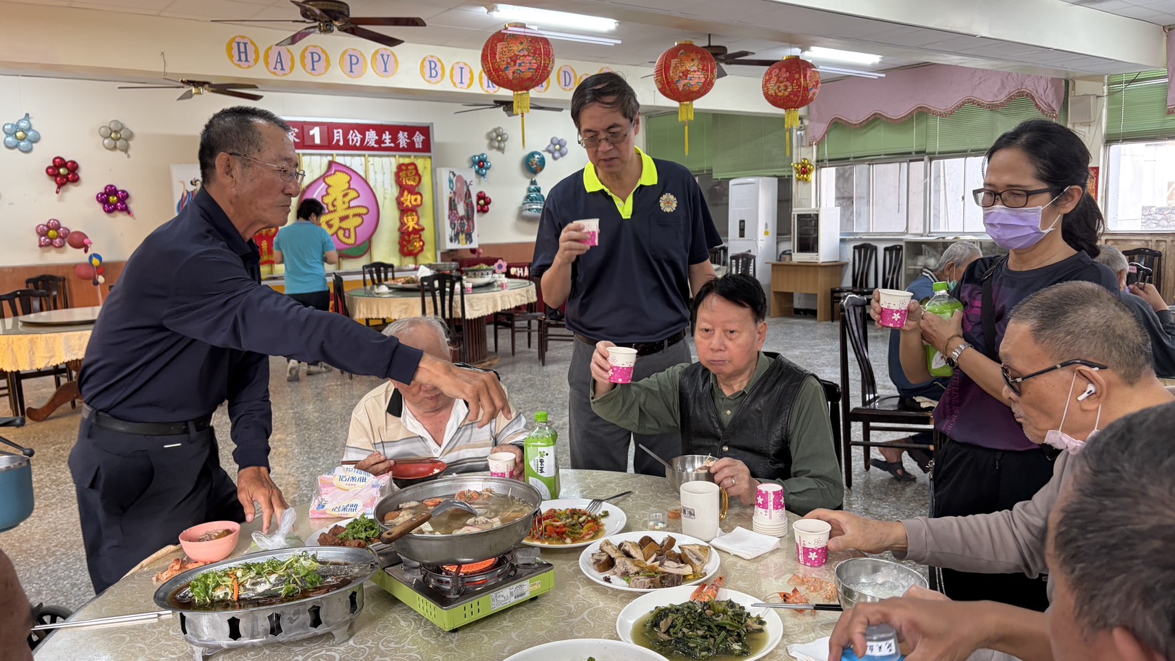 圖4-家主任逐一向長輩祝福新年快樂
