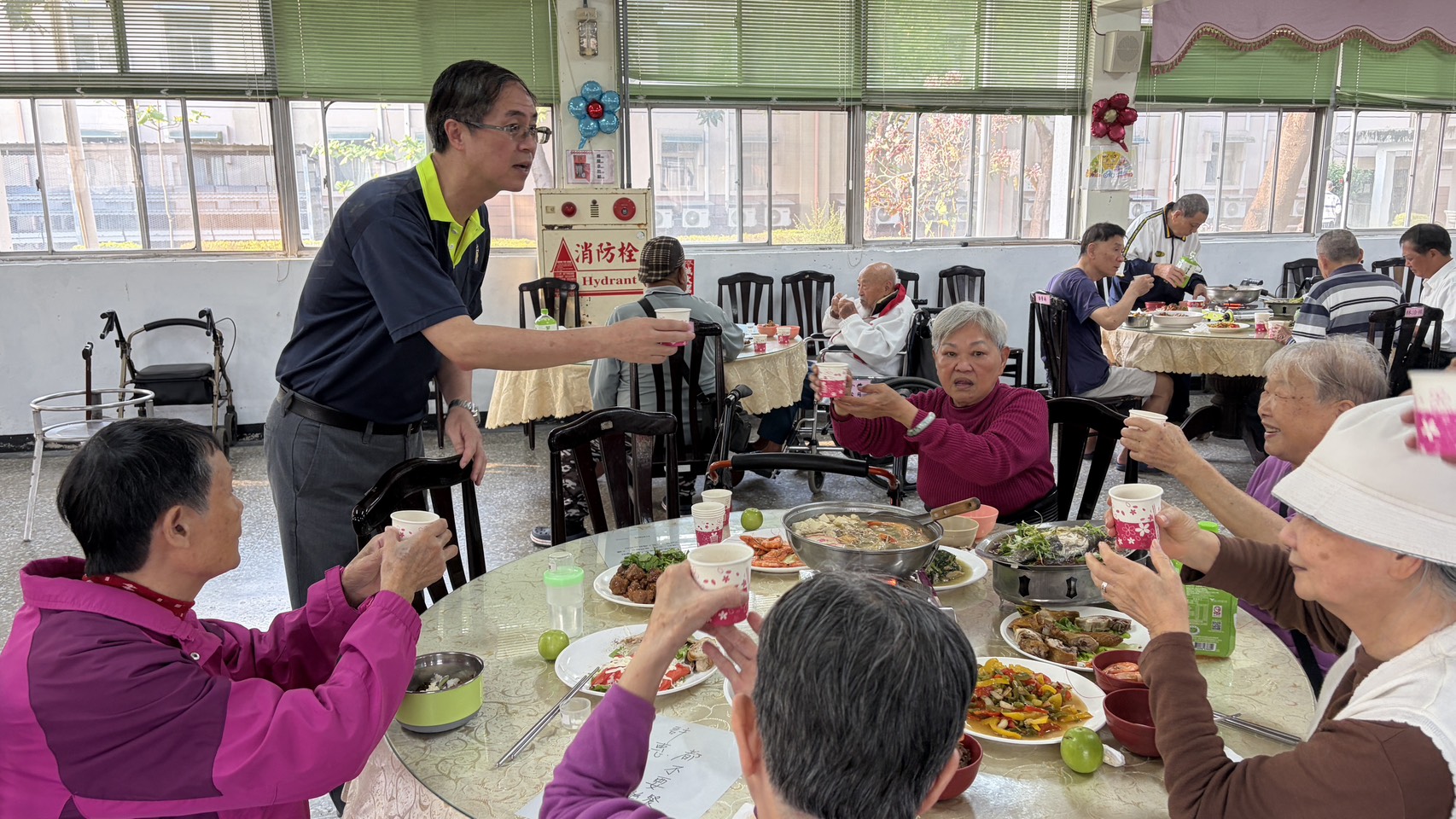 圖5-家主任於圍爐時向長輩們祝賀新年快樂