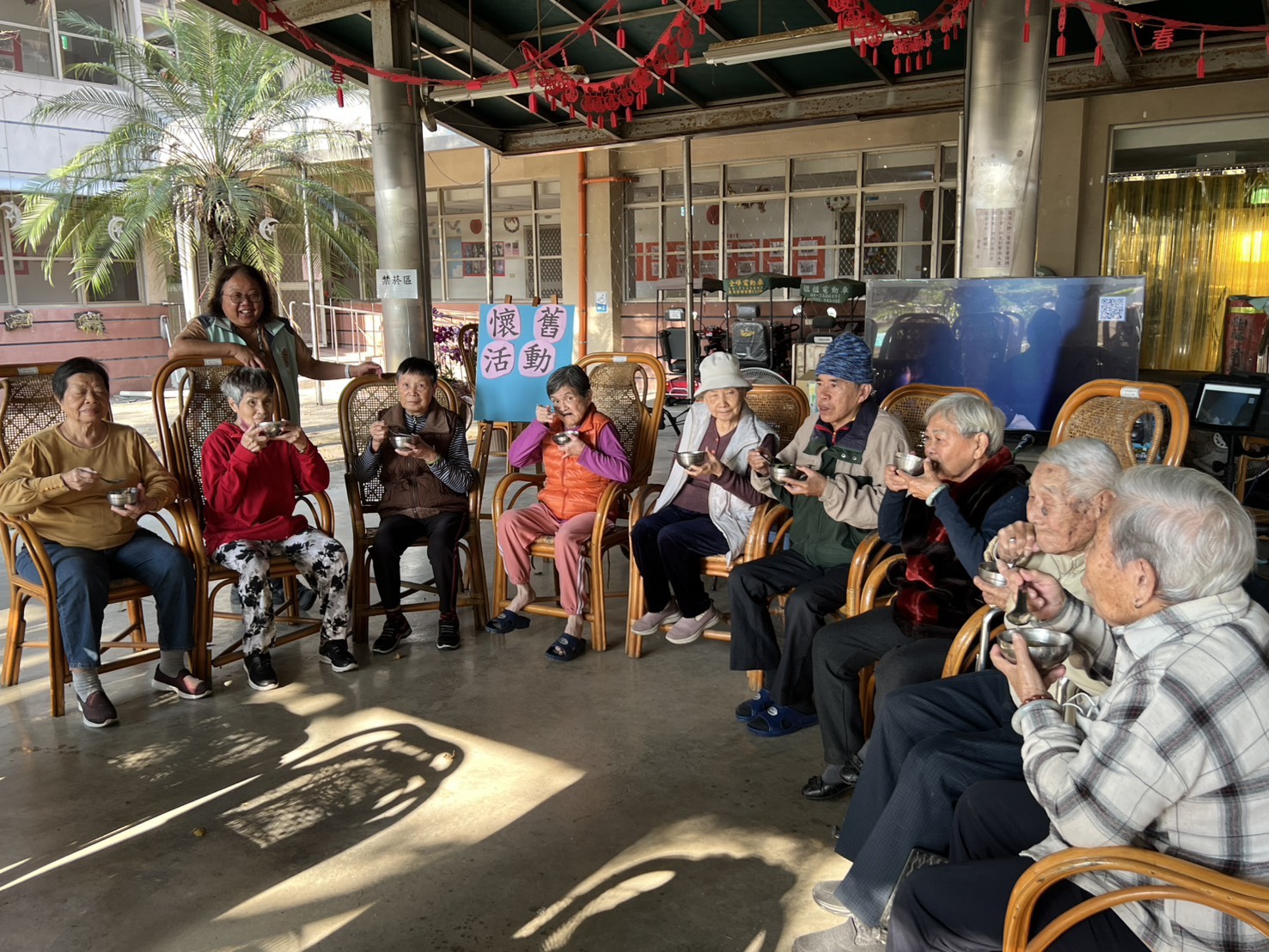 圖5:長輩歡樂享用長年菜蛤蜊雞湯