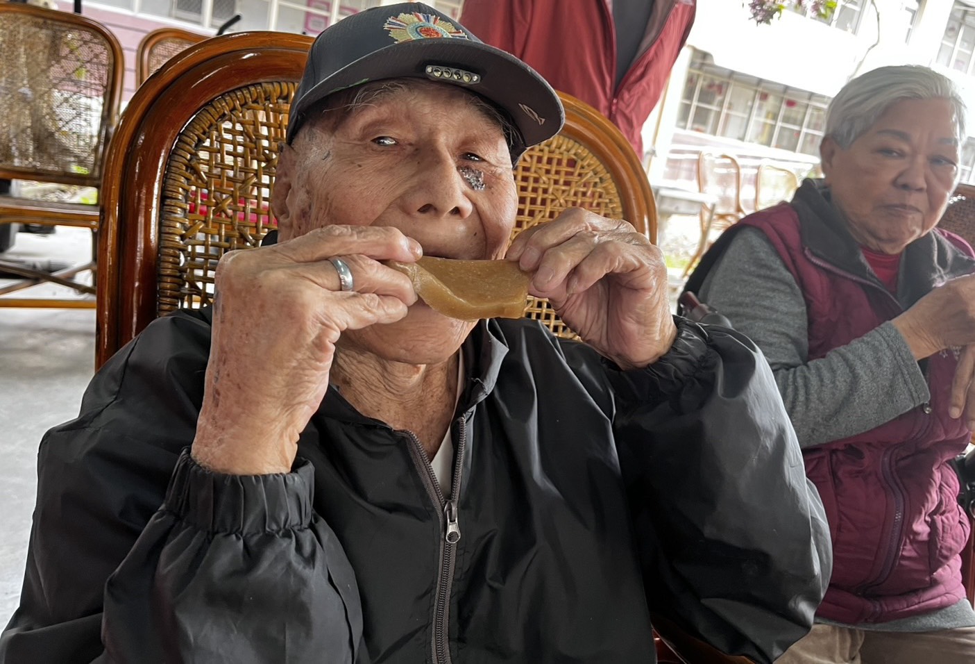 圖3:人瑞楊爺爺快樂享用年糕