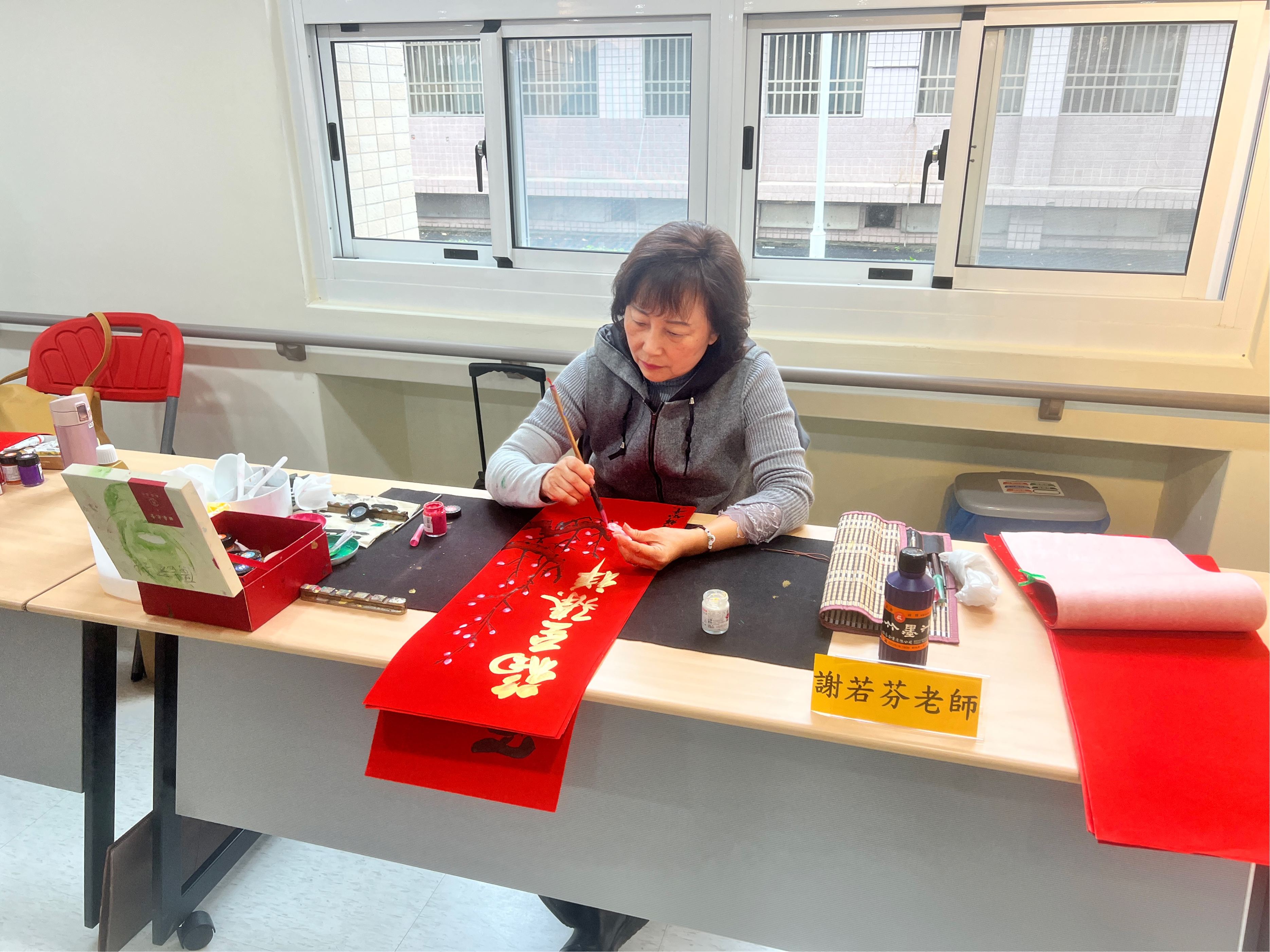 年畫老師畫出美麗的作品