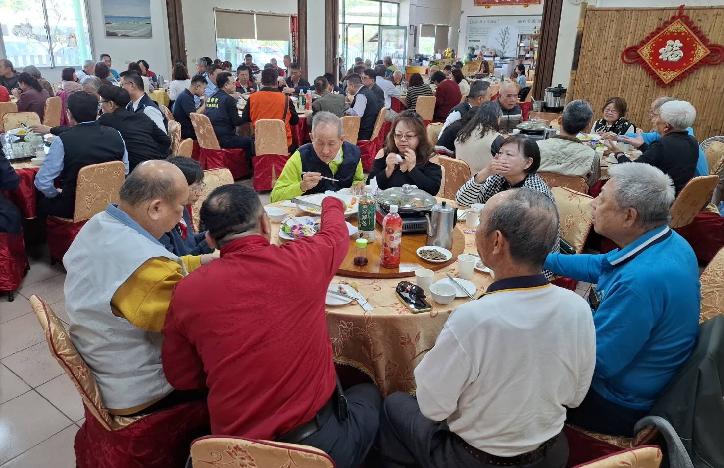 彰化縣榮服處辦理「金馬迎春感恩餐會」陪伴榮民眷溫馨圍爐 迎接嶄新一年