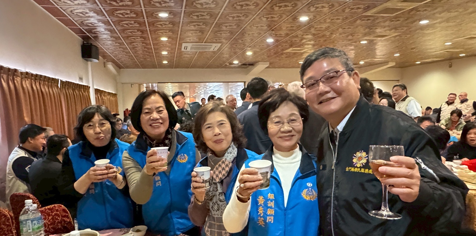 圖六劉信義處長(右1)與後備中心顧問團合影