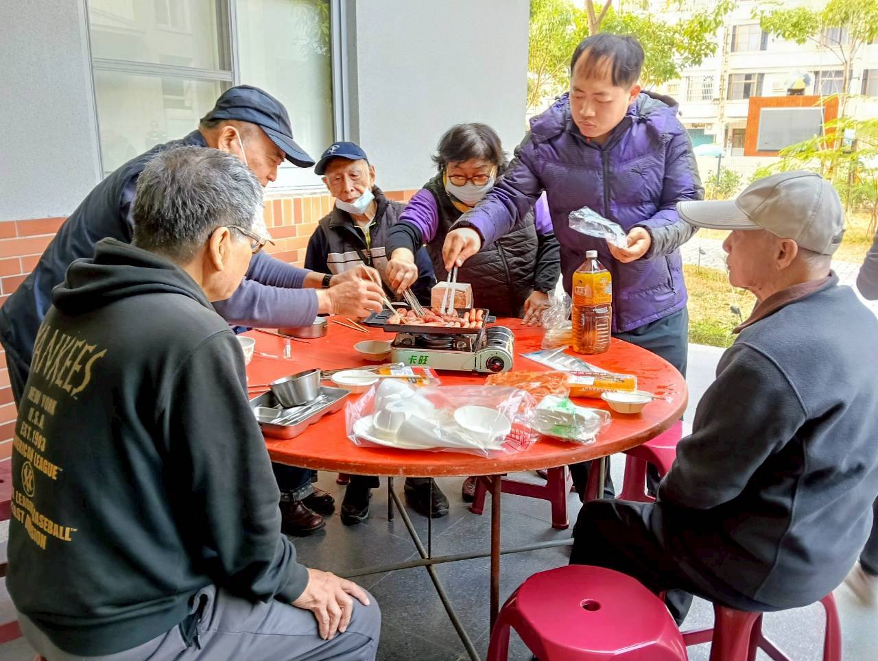 初二團圓暖食樂 臺南榮家火烤兩吃圍爐溫馨迎新春