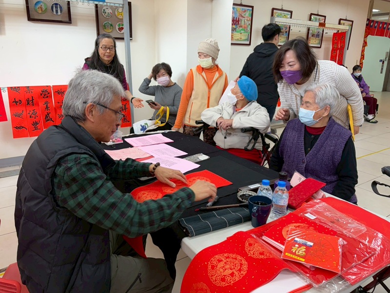 115年2月4日青田書學會名家揮毫贈新竹榮家住民春聯迎新春